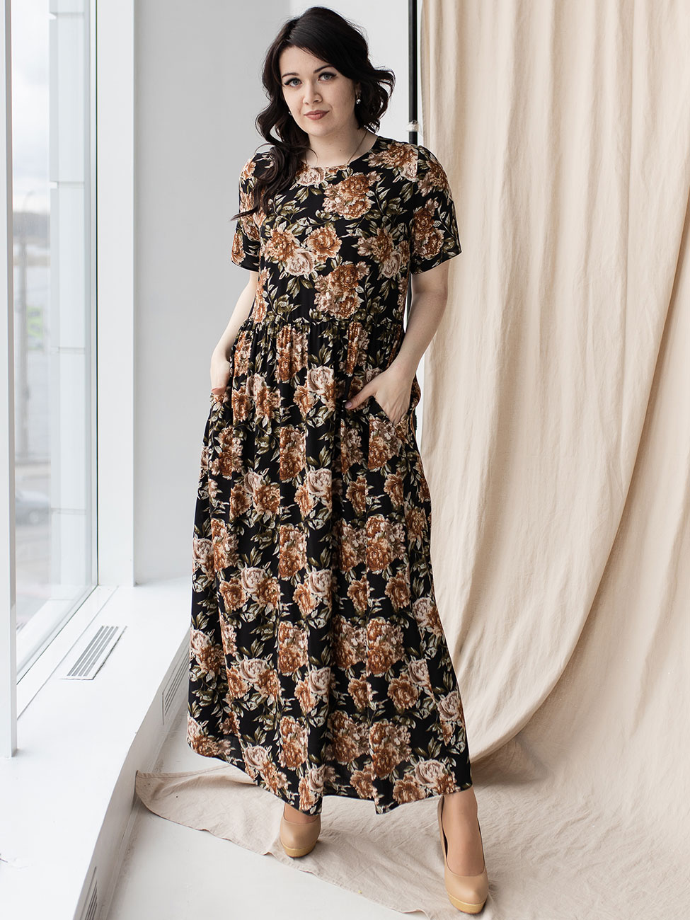 

Длинное платье size+ из ткани в крупный цветок Черный XL Vikamoda 3221