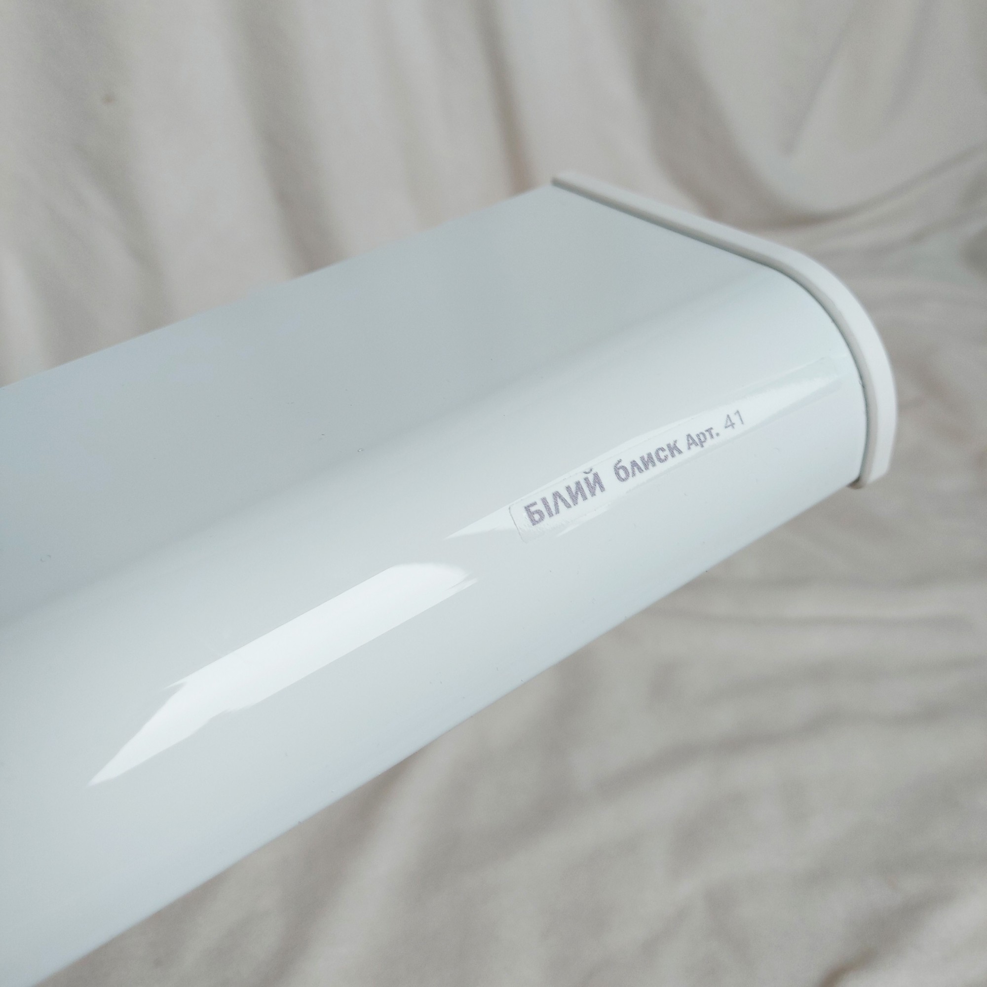 

Подоконник SAUBERG белый глянец 500х2600 2 капиноса