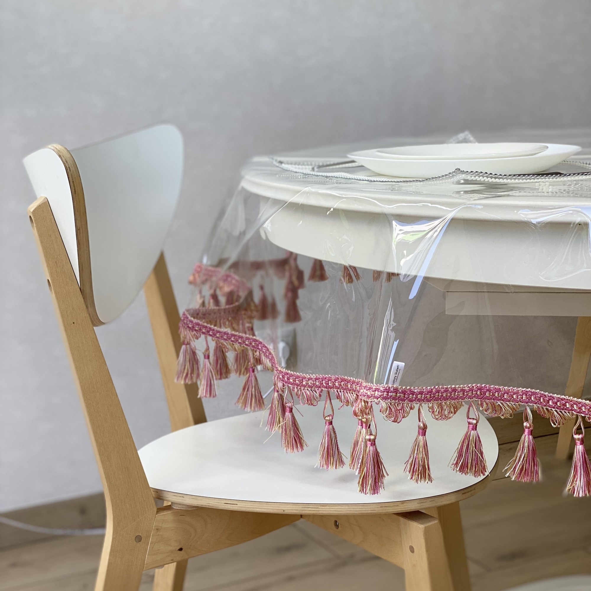 

Силиконовая Скатерть с розовой бахромой 150x120 см