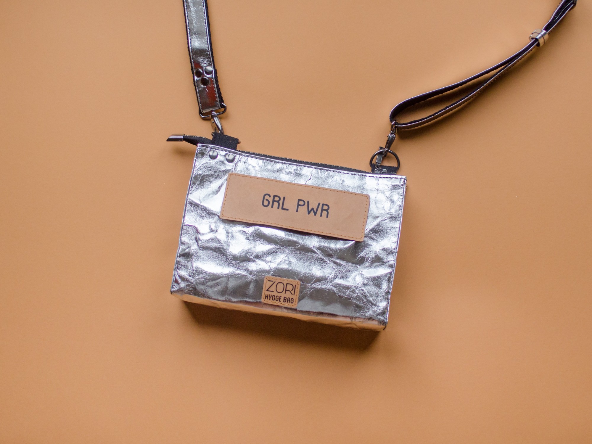 

Сумка Zori Hygge Bag COLUMBA из текстильного крафта 21 х 15 х 6 см Серебристая с Пином H01VP