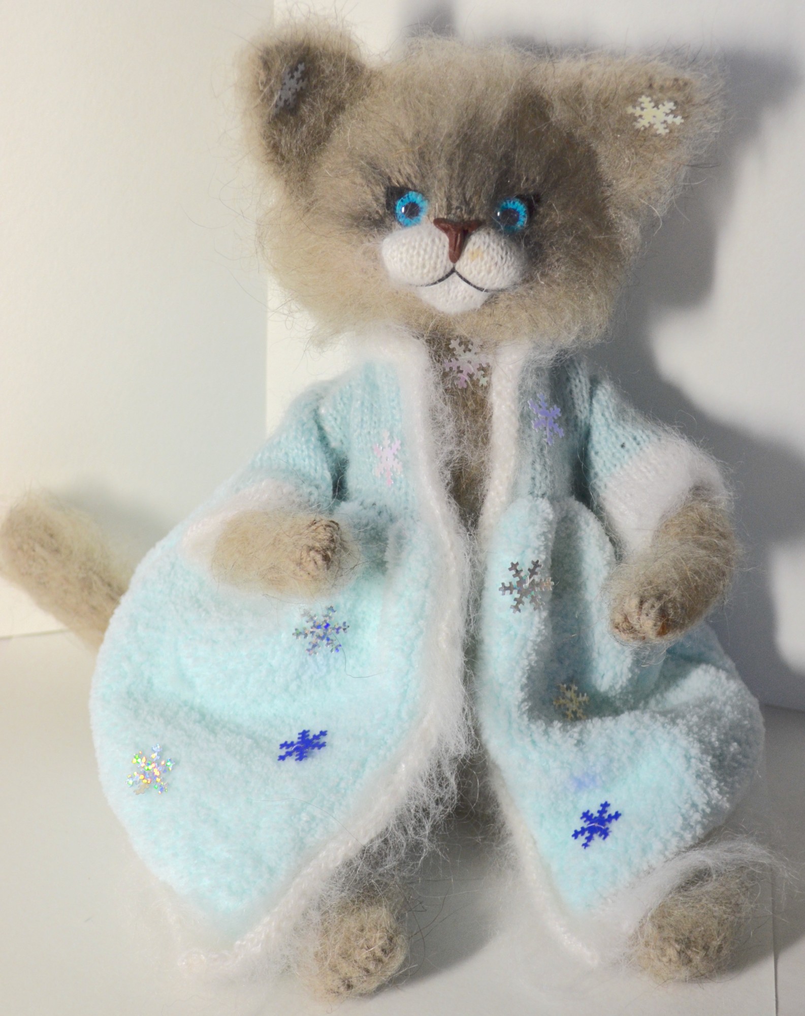 

Декоративная игрушка Кошка Снегурочка, каркасная игрушка в шубке, Совушка