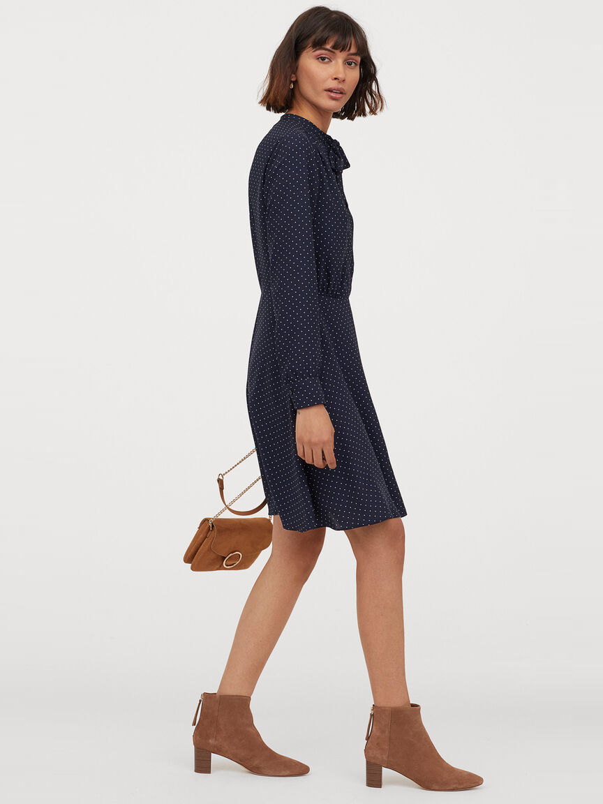 

Платье H&M 060786022 44 Синее с белым