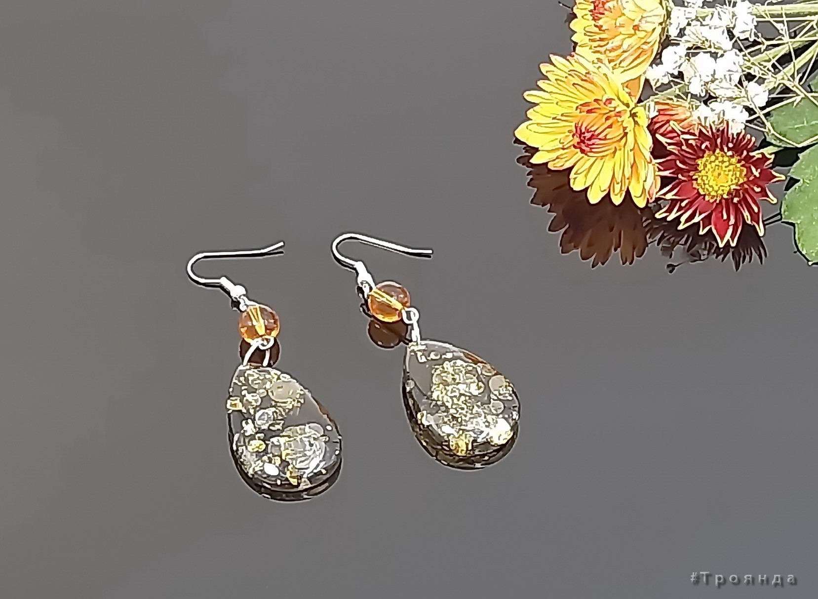 

Серьги из янтаря длина 7см цвет зеленый с желтым