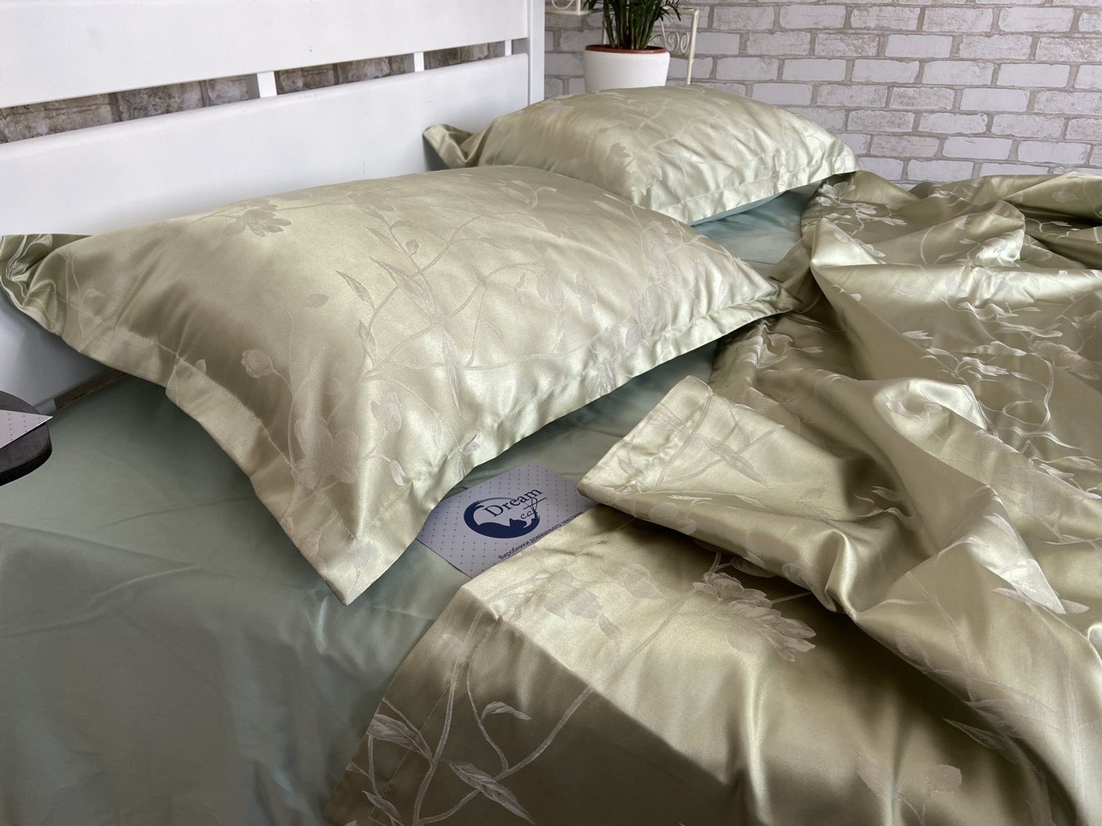 

Комплект постельного белья Dreamcat из жаккард-сатина Оливка Полуторный оливковый (наволочки 70х70)