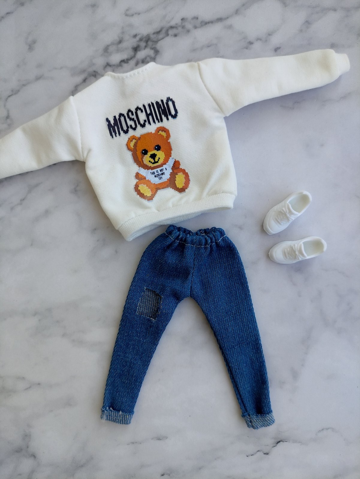 

Кофта Moschino, джинсы и кроссовки для кукол Blythe 30 см (кукла в комплект не входит), одежда для Blythe (25134102)