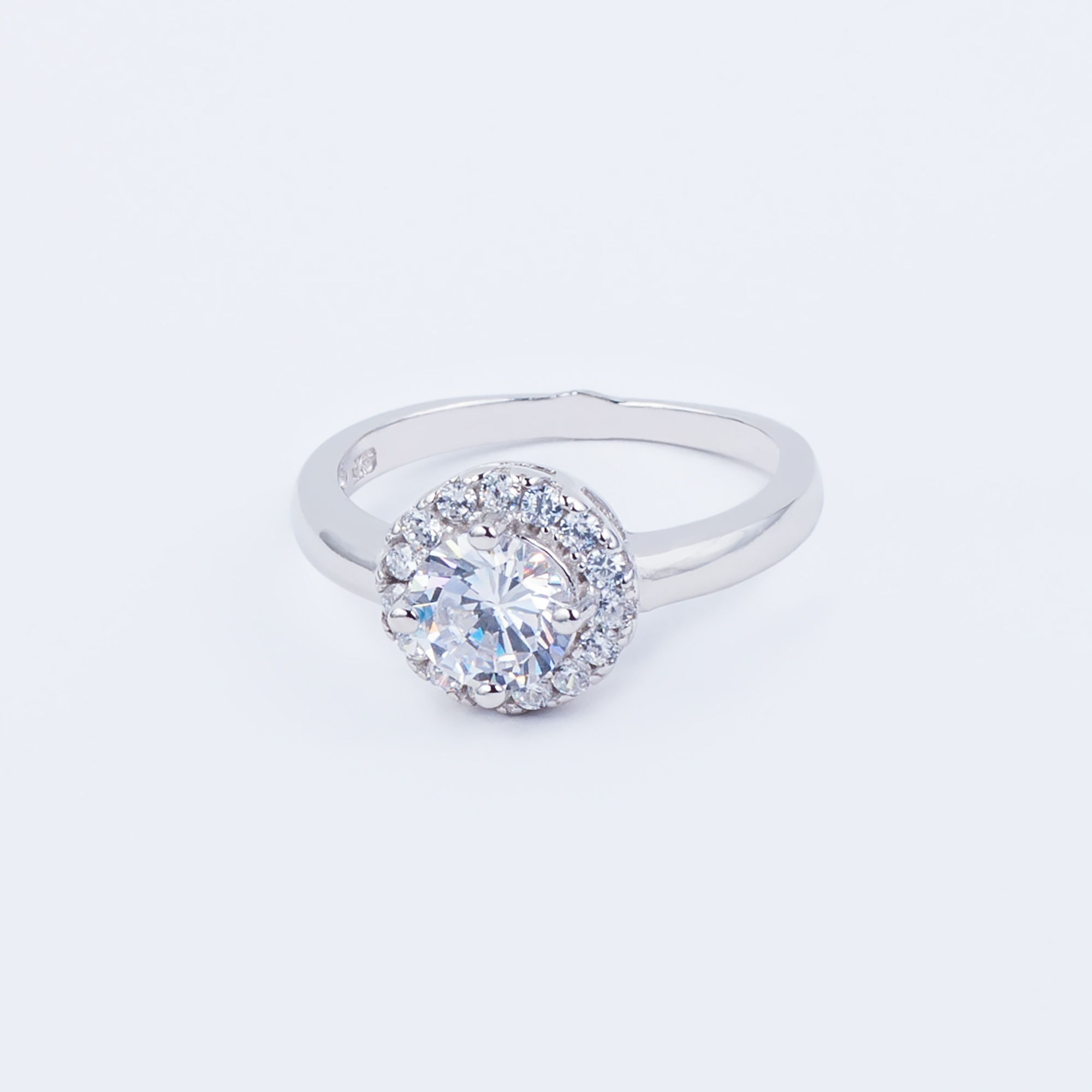

Каблучка TOP Silver размер 16,0 2,67 г 9510100б