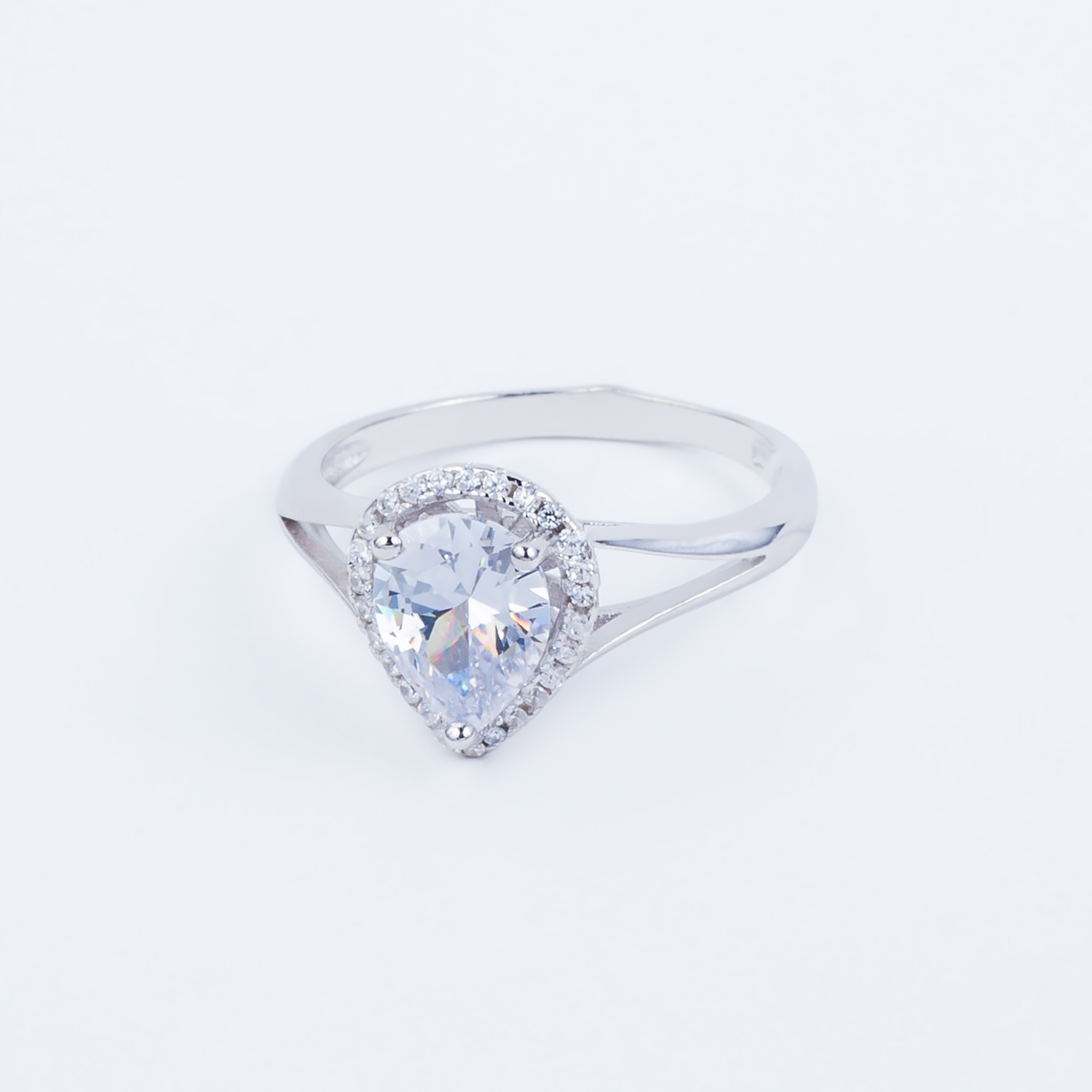

Каблучка TOP Silver размер 18,5 3,06 г 9510105б
