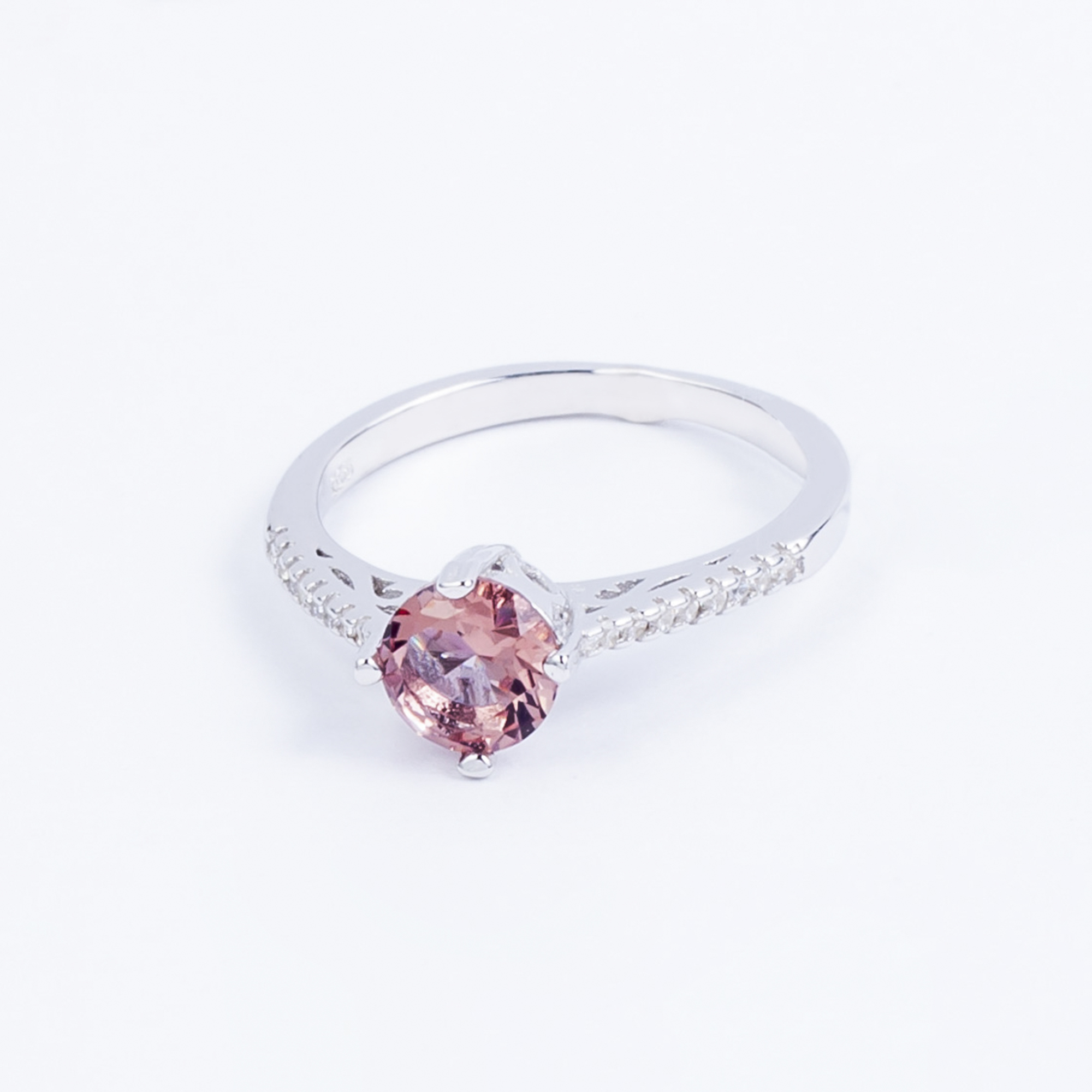 

Каблучка TOP Silver размер 18,0 2,04 г 510207в