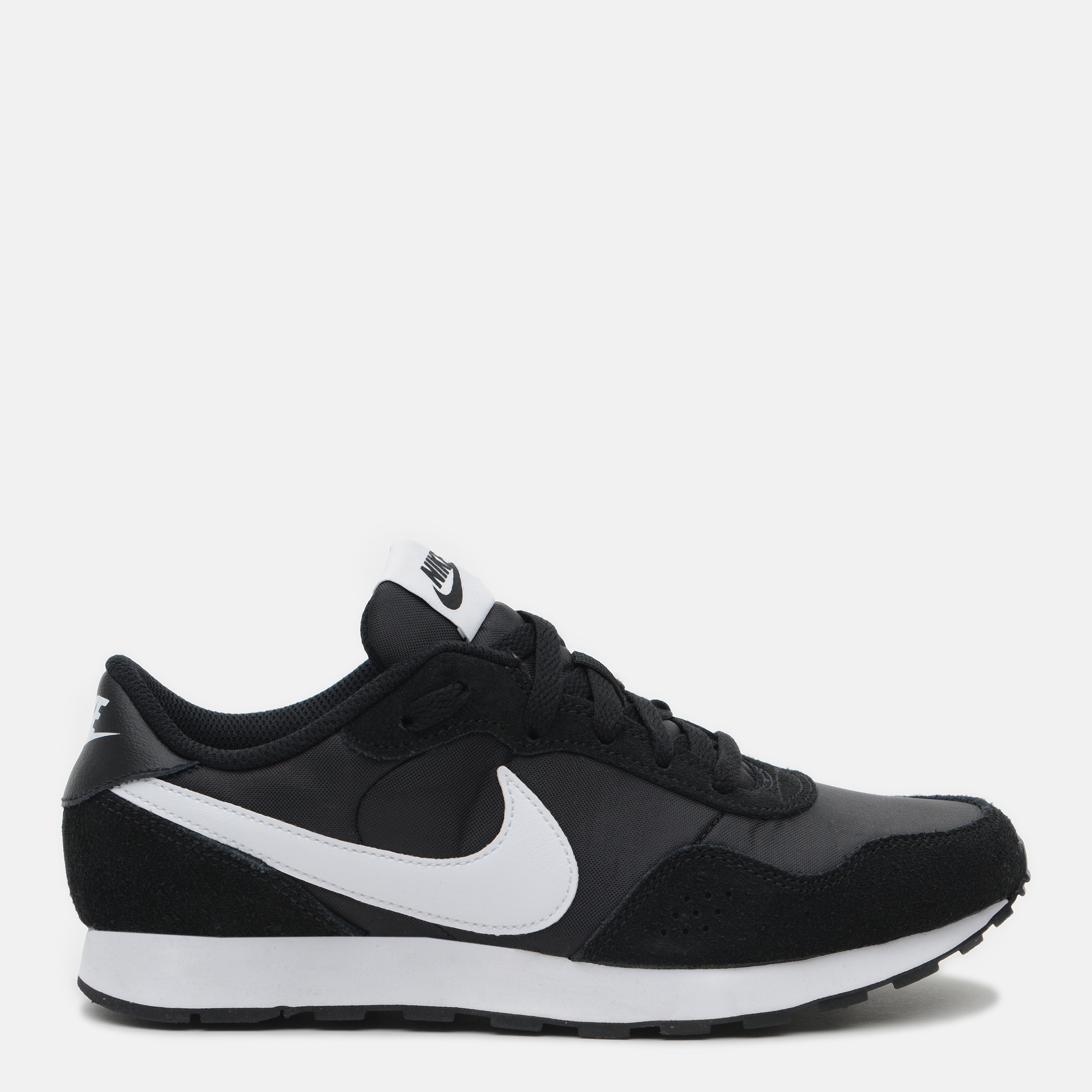 Акция на Підліткові кросівки для хлопчика Nike Md Valiant (Gs) CN8558-002 36.5 Чорні от Rozetka