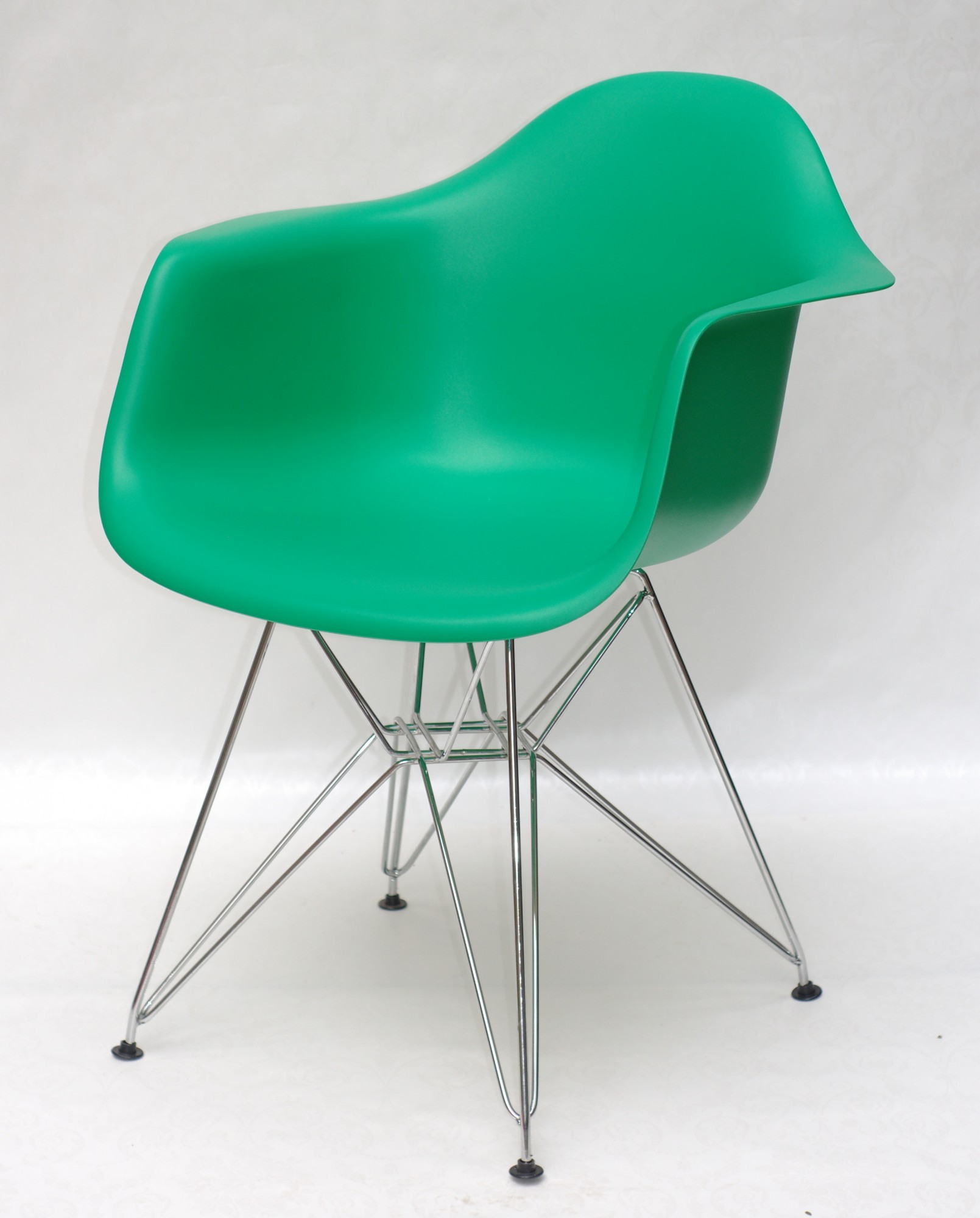 Green 47. Стул Eames прозрачный в современном интерьере.