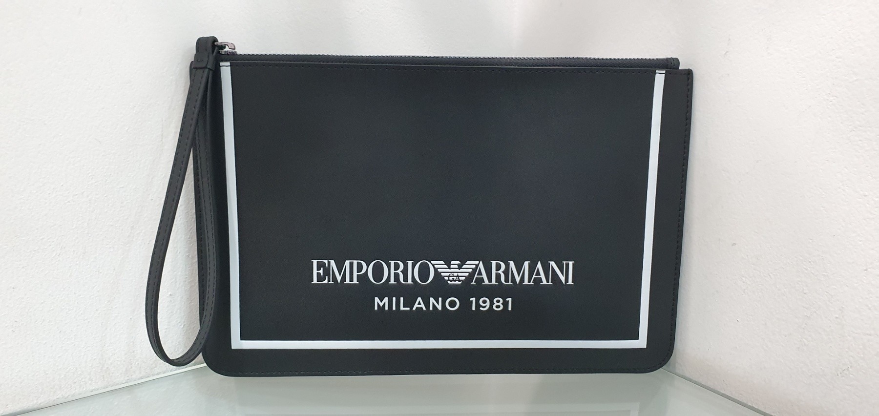

Сумка Emporio Armani Черная Y3H051.YSO3I