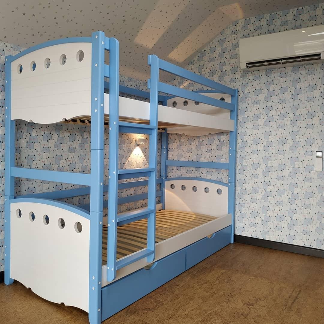 

Кровать двухъярусная RainbowDream Анри 90х190 см бело-голубой массив ольхи, с ящиками и бортом