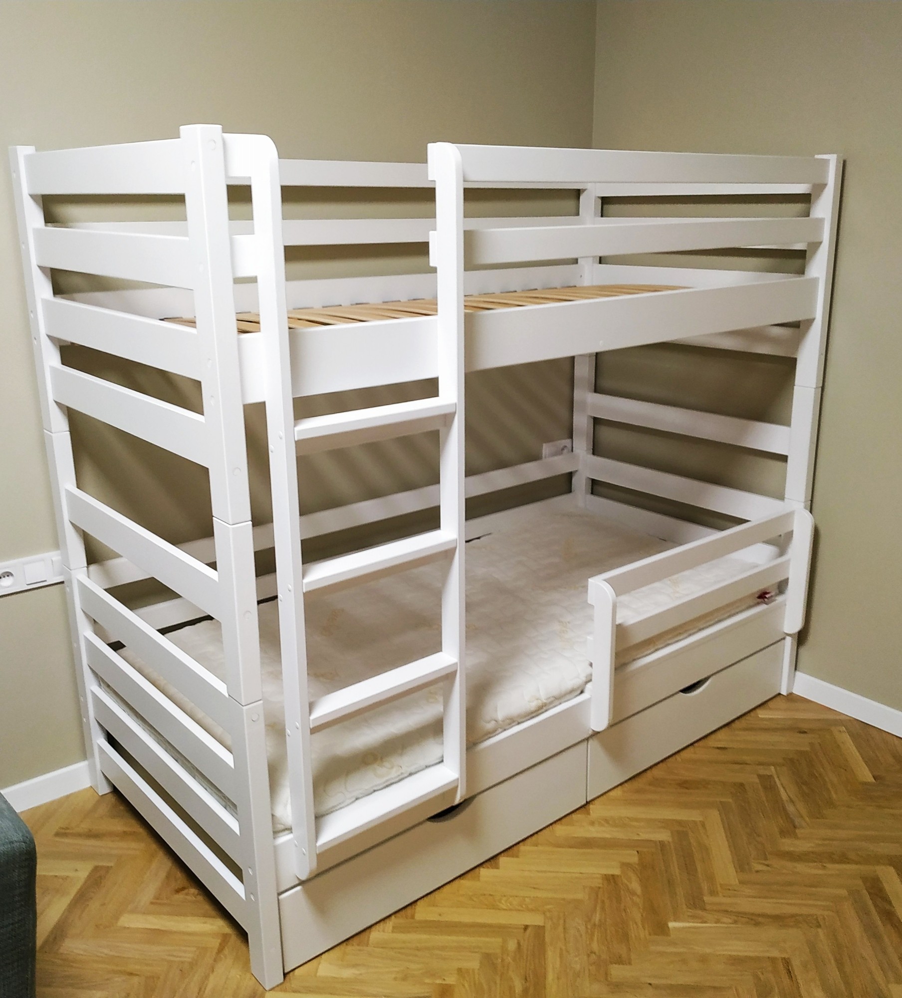 

Кровать двухъярусная RainbowDream Томас 80х190 см белый массив ольхи, с ящиками и бортом