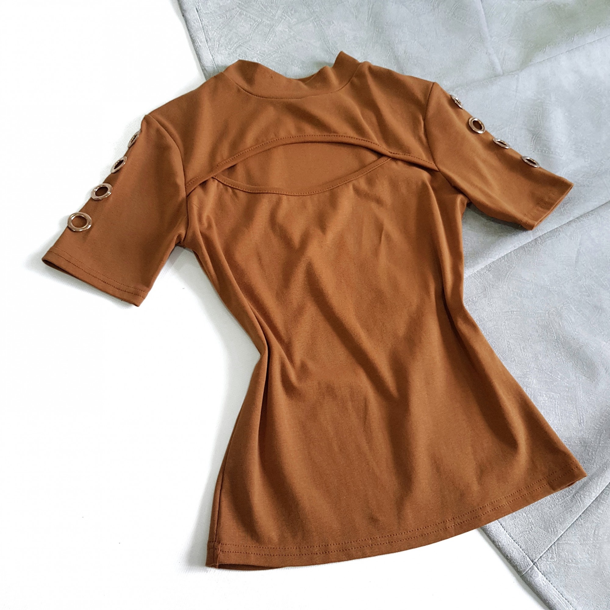 

Коричневая футболка с вырезом на декольте Avril 5531 S