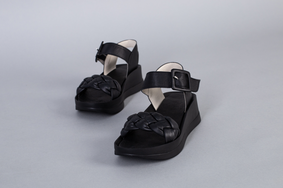 

Босоніжки жіночі шкіряні LuxuryShoes з плетінням 6750/39 (25 см) Чорні