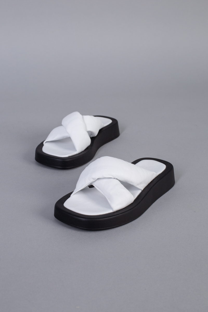 

Шльопанці жіночі шкіряні LuxuryShoes 6749-1/41 Білий