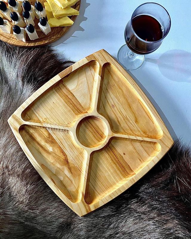 

Деревянная тарелка менажница Lizhnyk (013К) d30 на 4 отделения ЕКО поднос доска ЭКО (черешня)