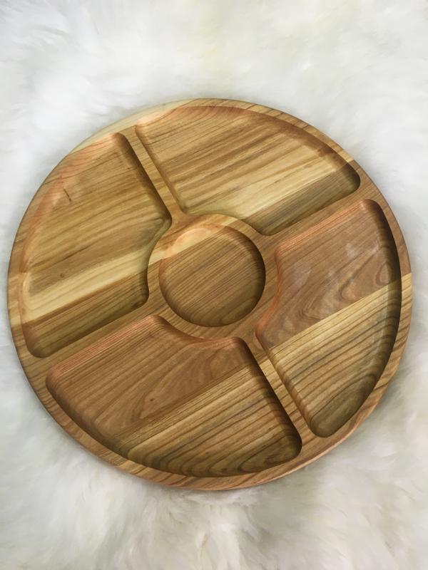 

Деревянная тарелка менажница Lizhnyk (022К) ЕКО d30 на 4 отделения+соусник поднос доска ЭКО (черешня)