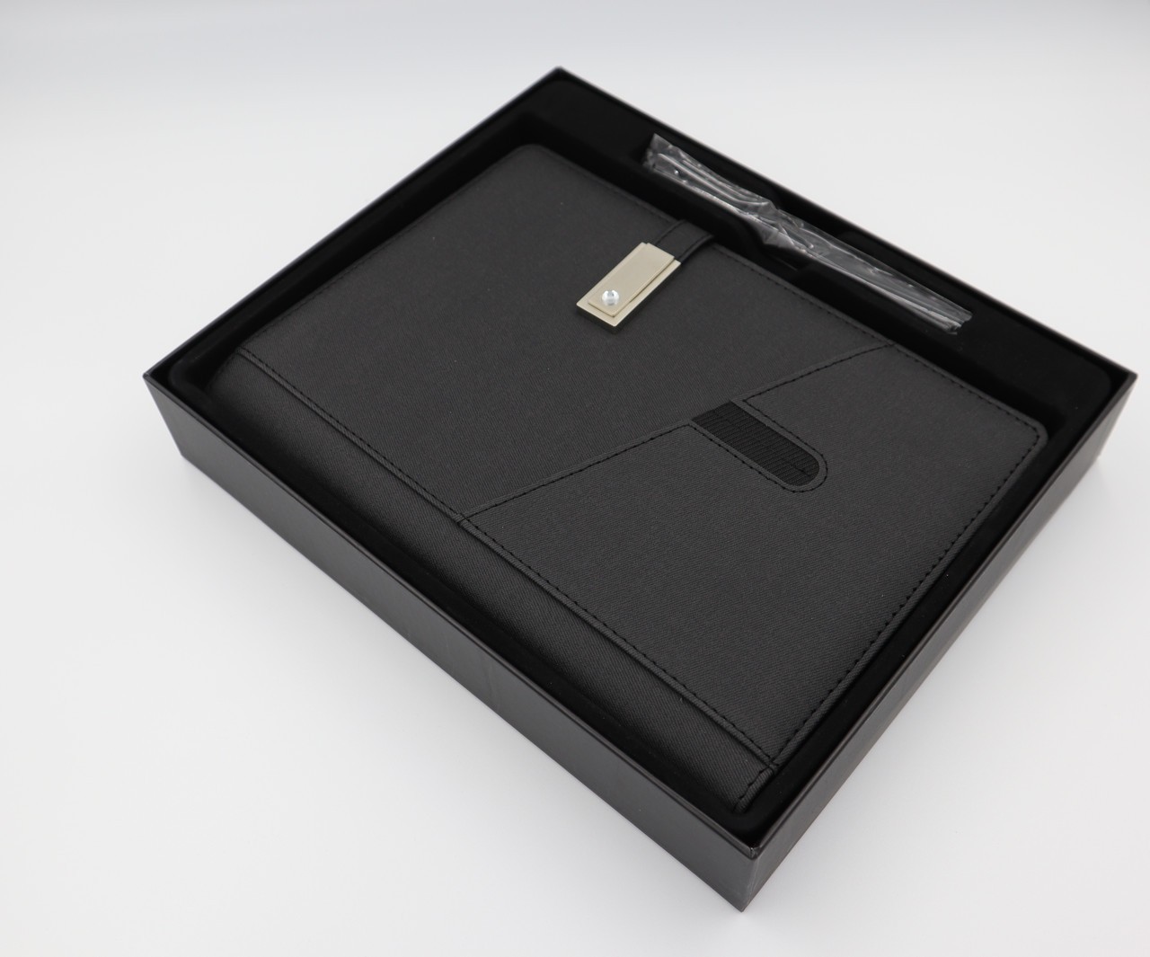 

Бизнес-ежедневник с флешкой 16 Гб и Powerbank Черный