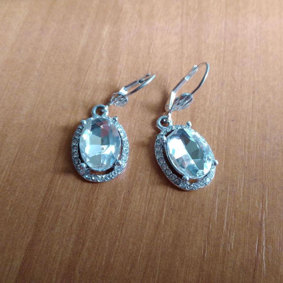 

Серьги с белыми кристаллами d 19х15мм L 40мм 0010