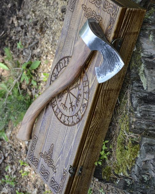 

Подарок для Мужчины топор Asgard кованый ручной работы в деревянной коробке с рунами ( axe-val-12+box ).