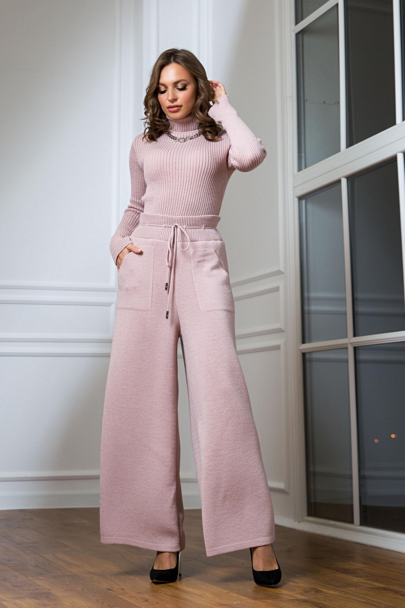 

Вязаный женский костюм из гольфа и брюк широкого кроя Guash oversize - пудровый, Вязаный женский костюм из гольфа и брюк широкого кроя Guash oversize 44-50 пудровый