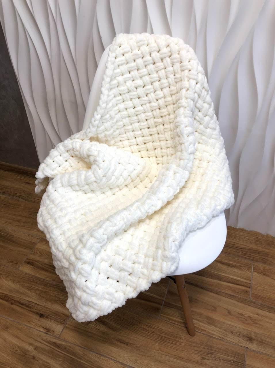 

Плед детский MamBaby из плюшевой гипоаллергенной пряжи премиум класса Alize puffy 120х120 см. Кремовый
