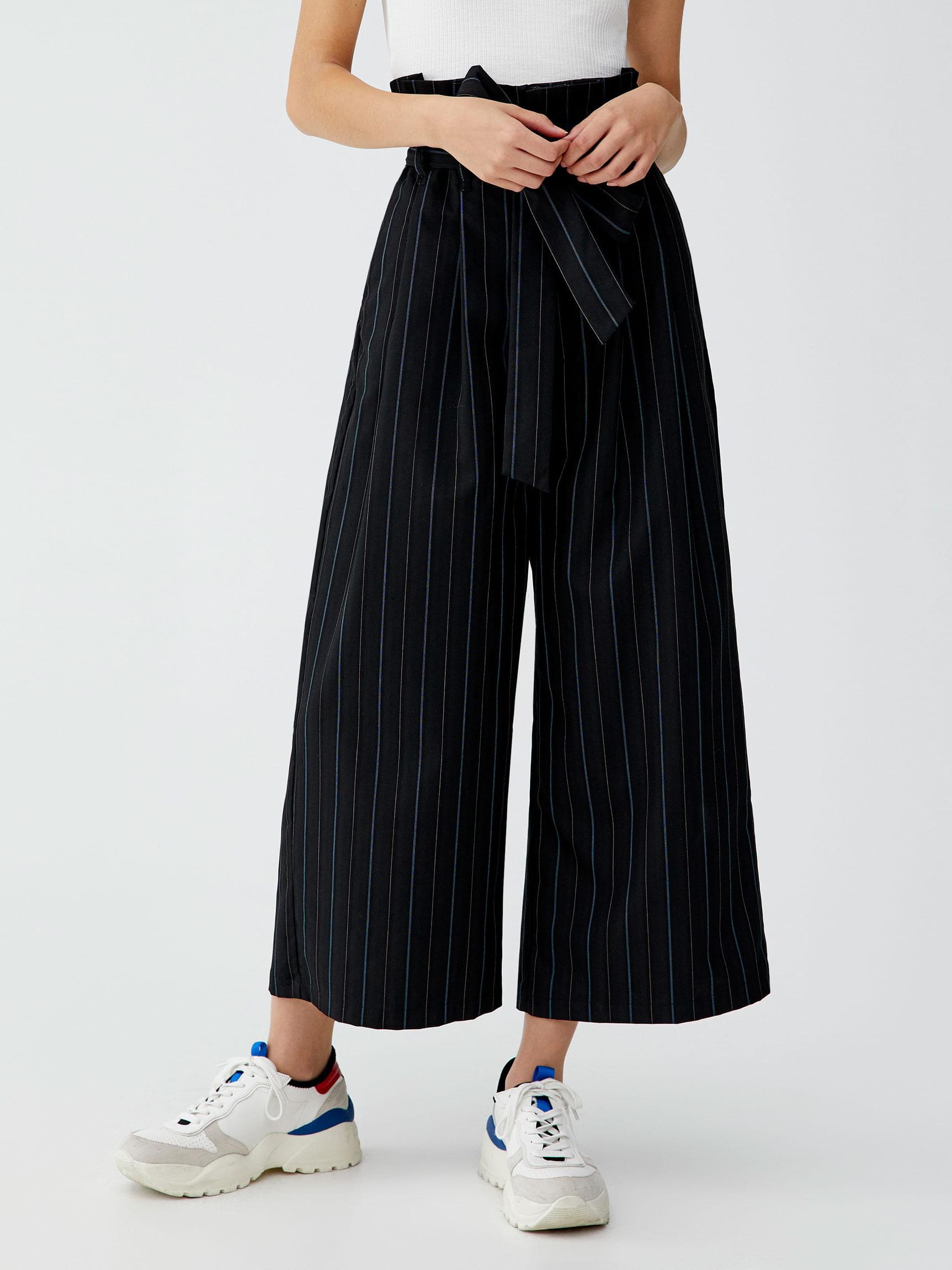 

Брюки Pull & Bear 5680/320/800-AACF M Черные с разноцветным