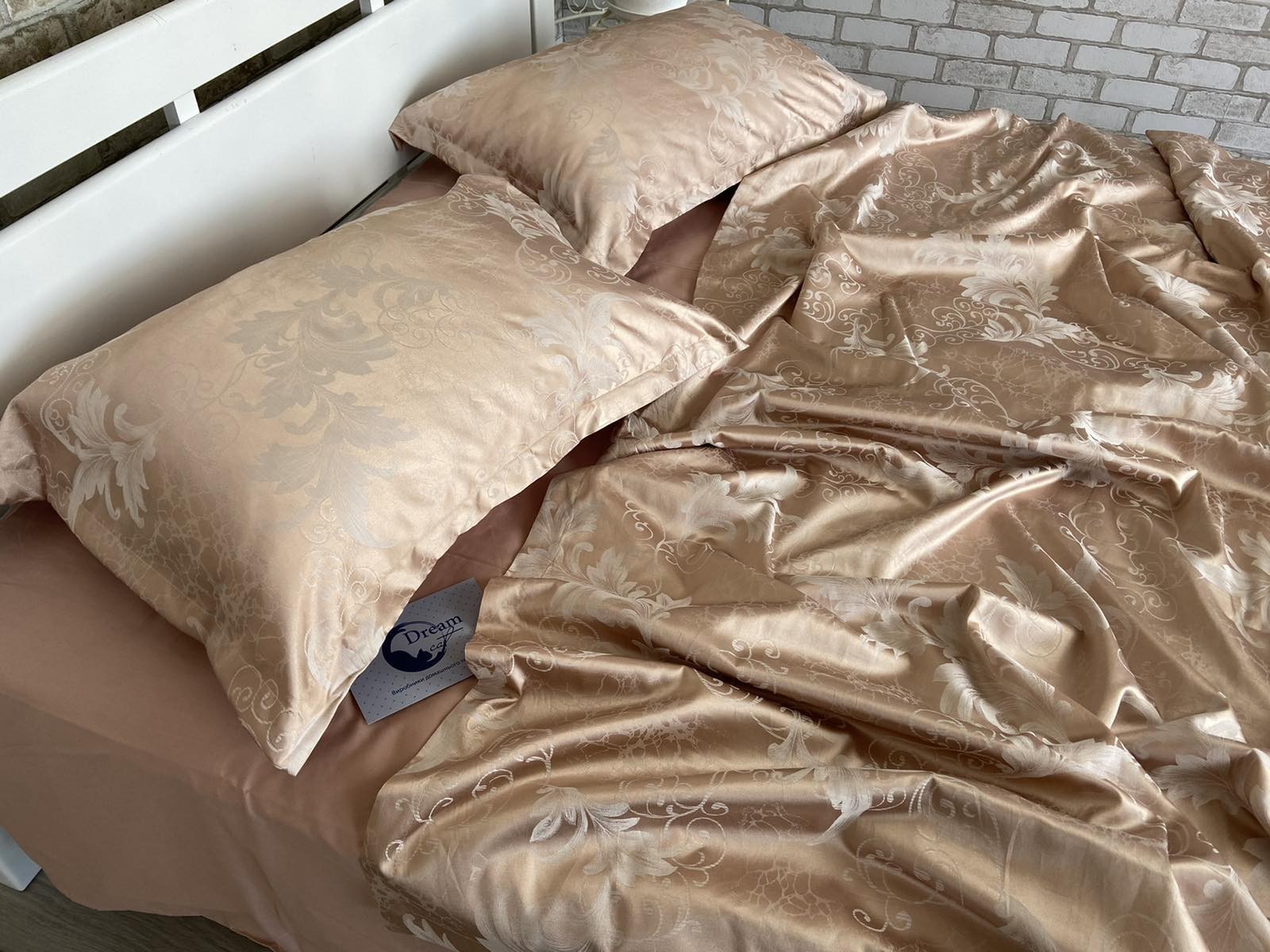 

Комплект постельного белья Dreamcat из жаккард-сатина Золото с завитком Евро бежево-тёплый (наволочки 50х70)