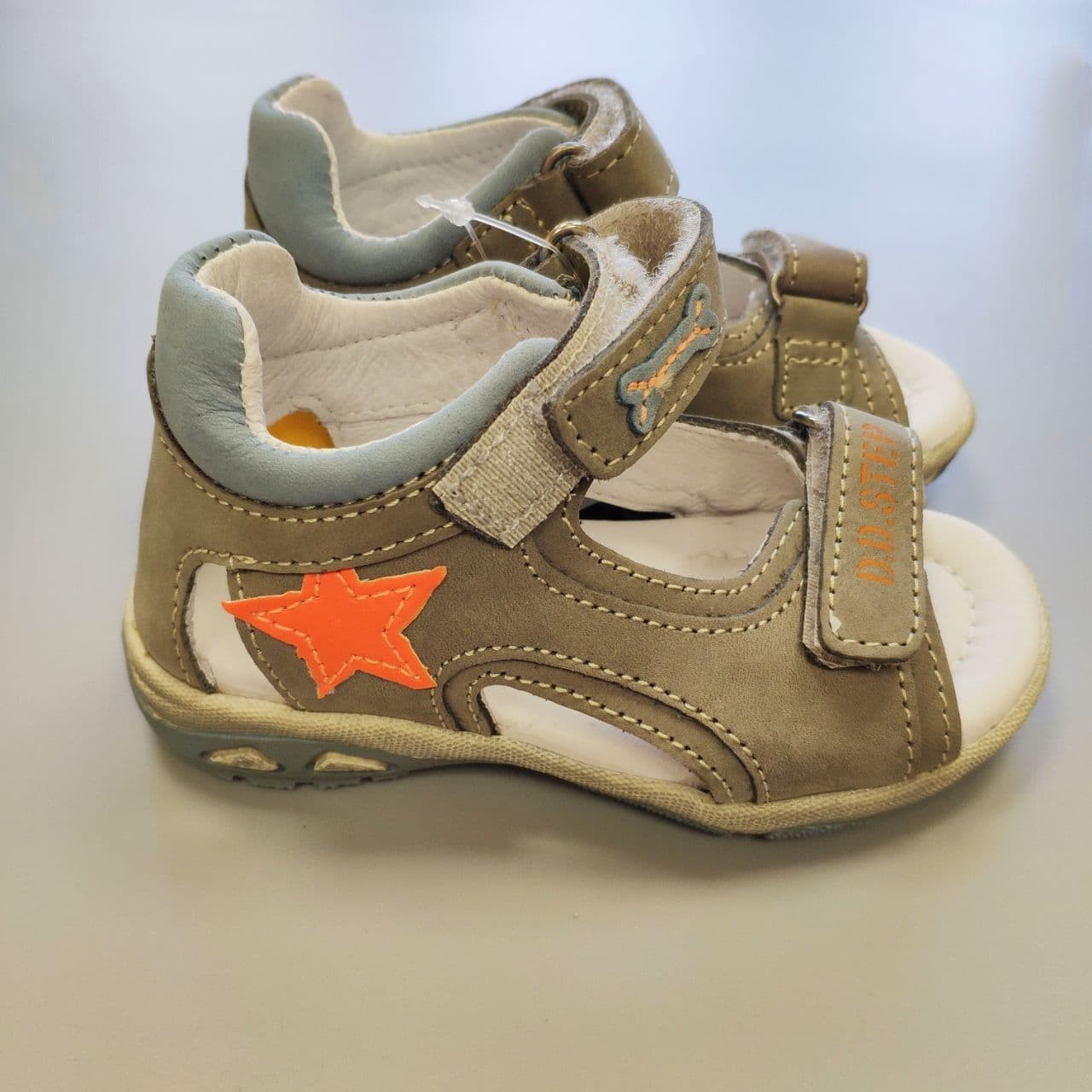 

Босоножки для мальчика D.D.Step Khaki Со звездой AC290-262 23р. 14,5см Хаки