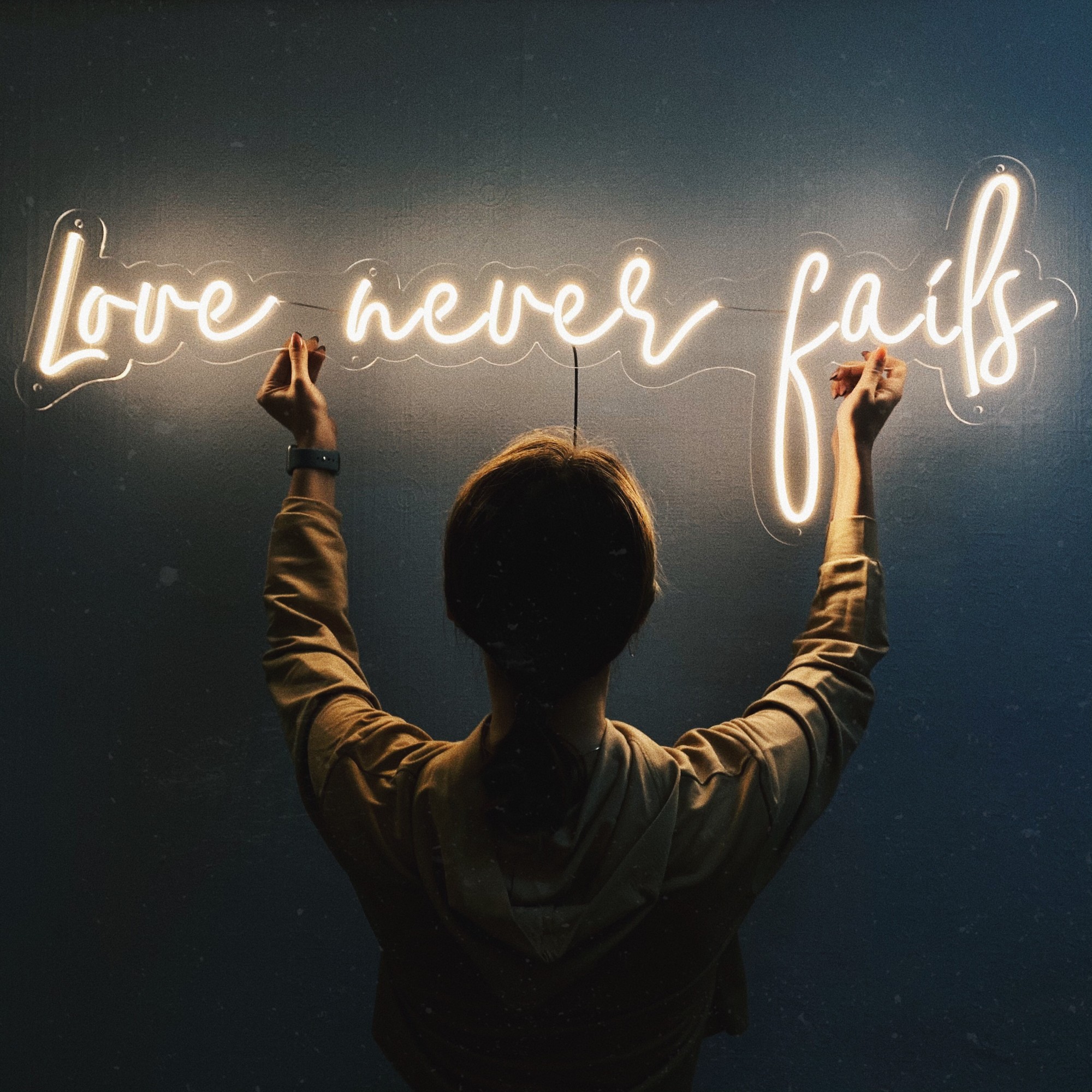 

Неоновая вывеска «Love never fails»