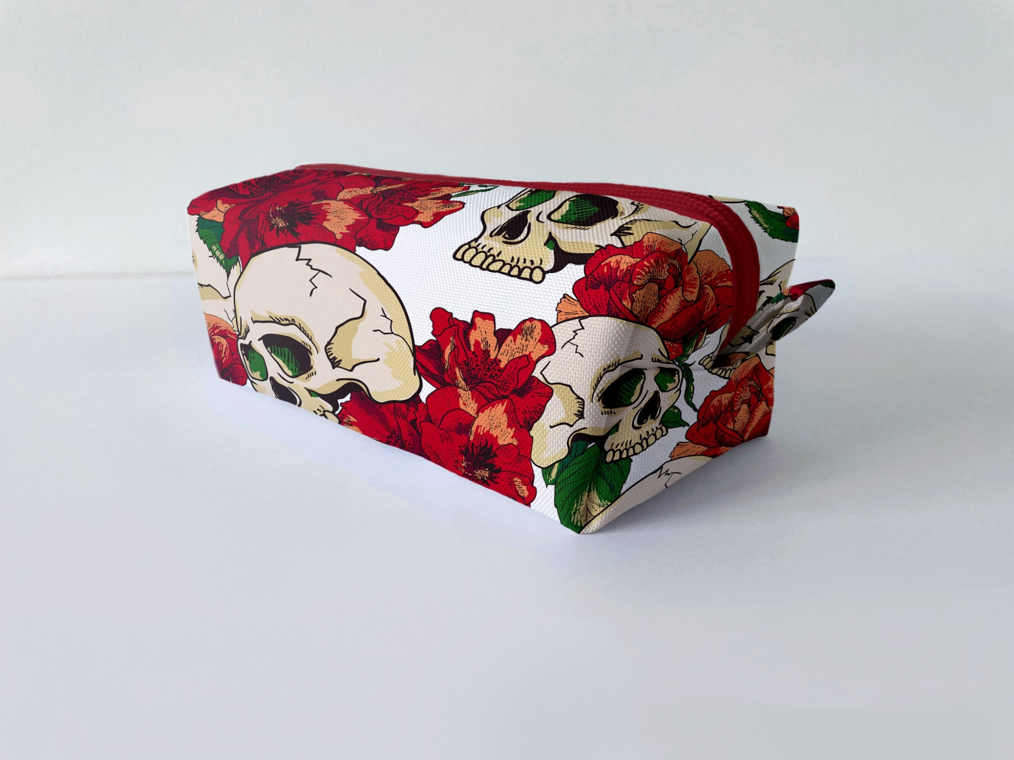 

Косметичка женская с одним отделением "Skull with flowers/Череп с цветами" Разноцветная дорожная косметичка