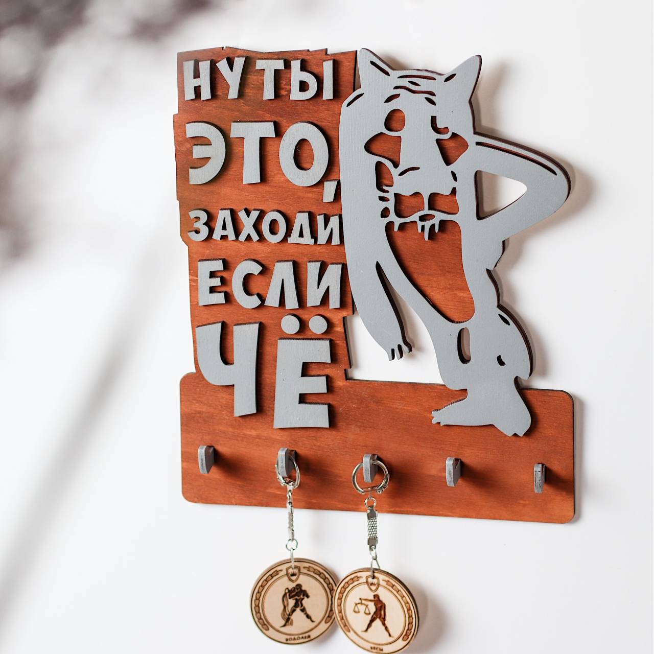 

Ключница настенная DomKreativa Волк 2105 37*31 Красное дерево с серым