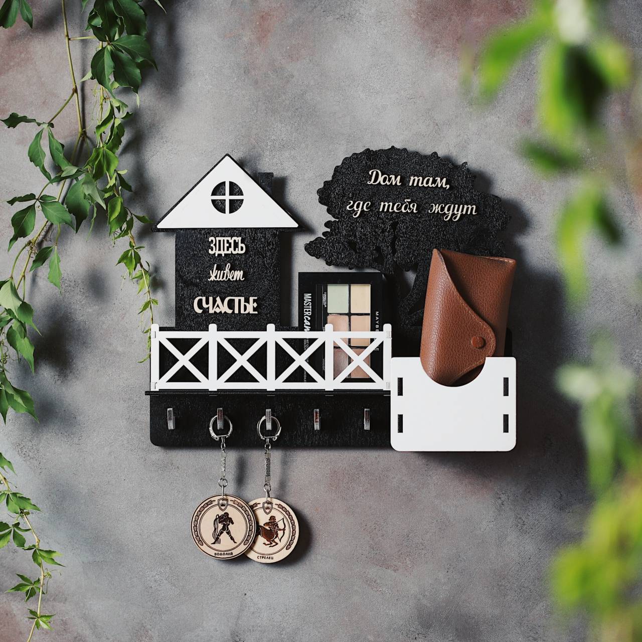 

Ключница настенная DomKreativa с балконом 2075_7 30x25x9см русский язык Черный с белым