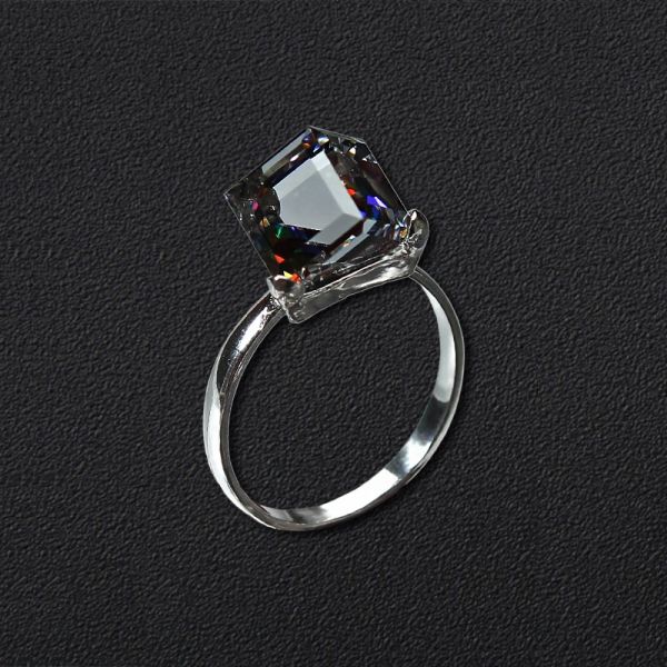 

Серебряное кольцо с кристаллом Swarovski 1133 17.5мм