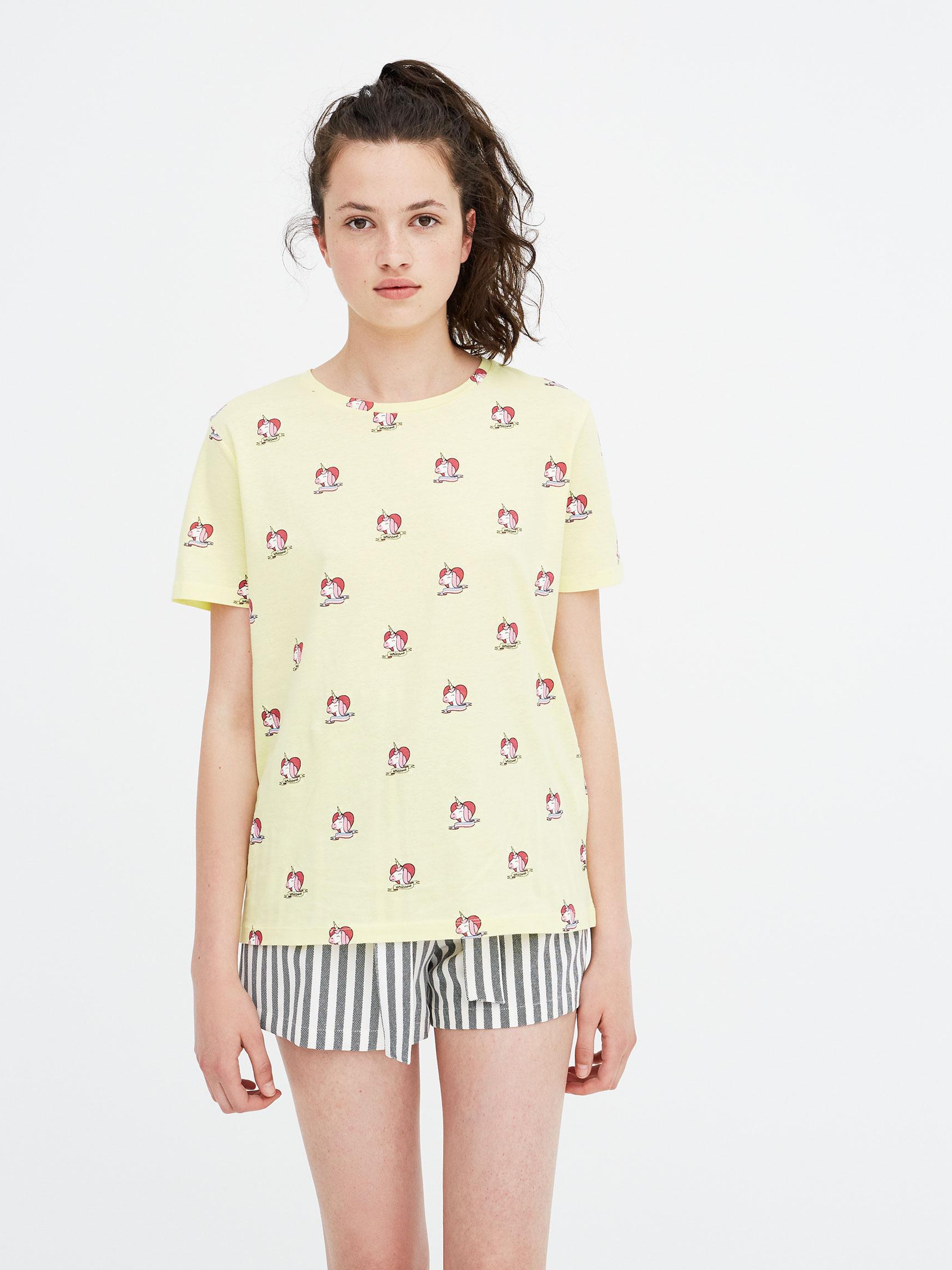 

Футболка Pull & Bear 9231319320-ACFV M Желтая с разноцветным