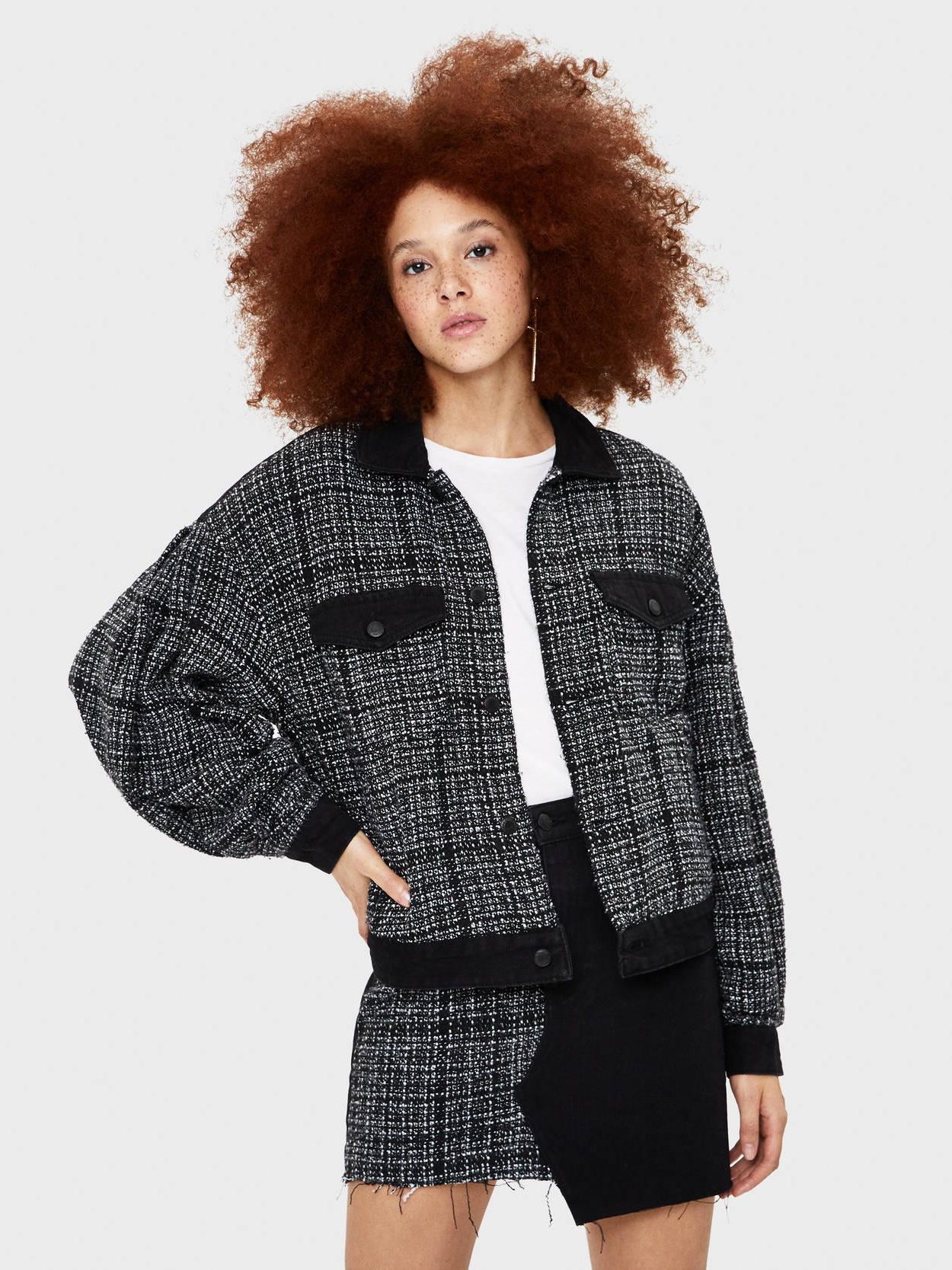 

Ветровка Bershka 6207777800-ABOU M Черная с белым
