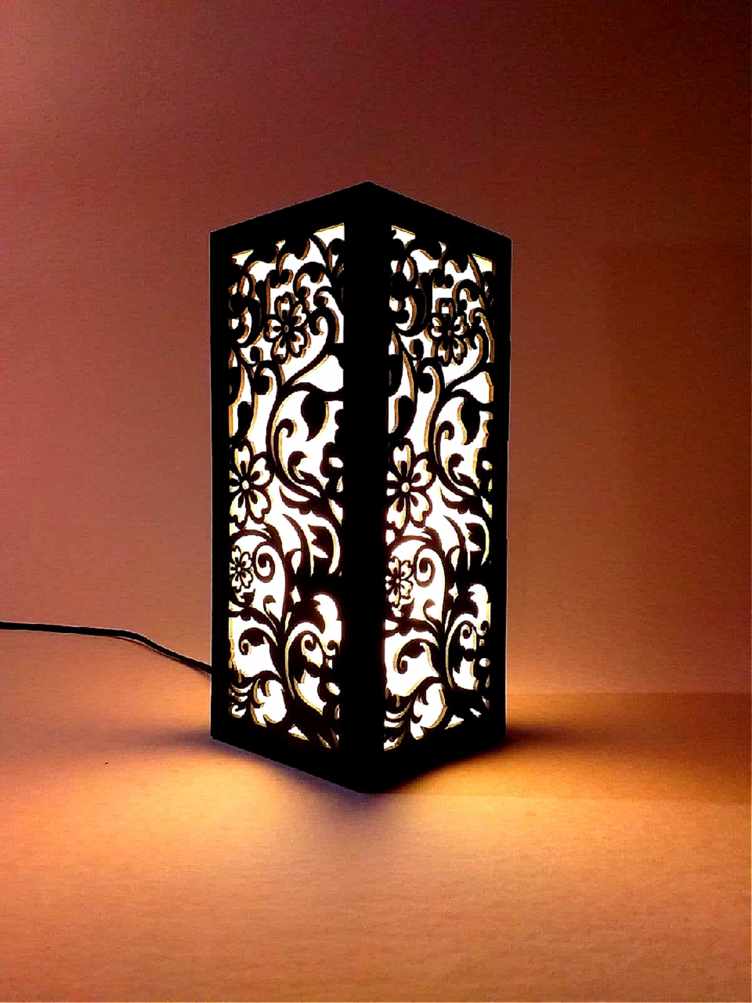 

Деревянный ночник с цветочным узором настольный с выключателем на проводе 12×12×28 коричневый 12-06