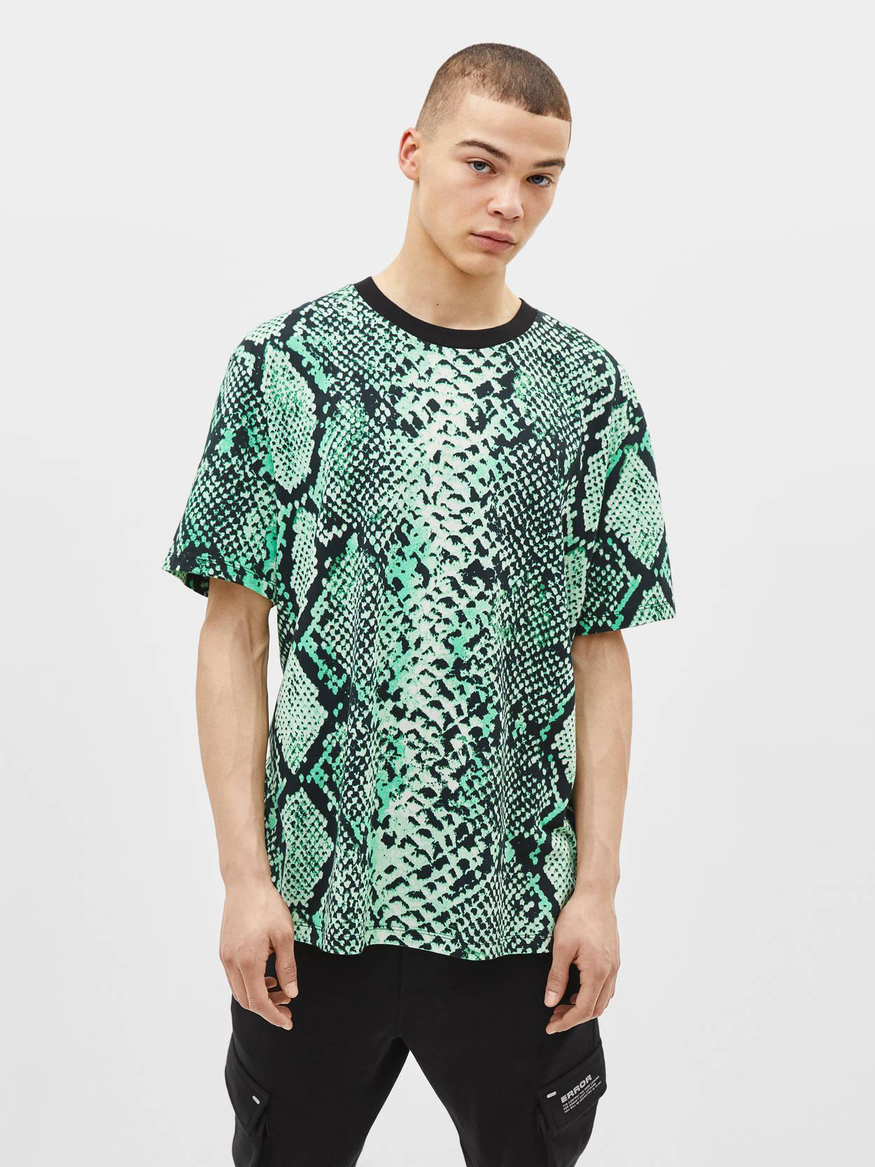 

Футболка Bershka 3148130500-AAMZ L Черная с зеленым