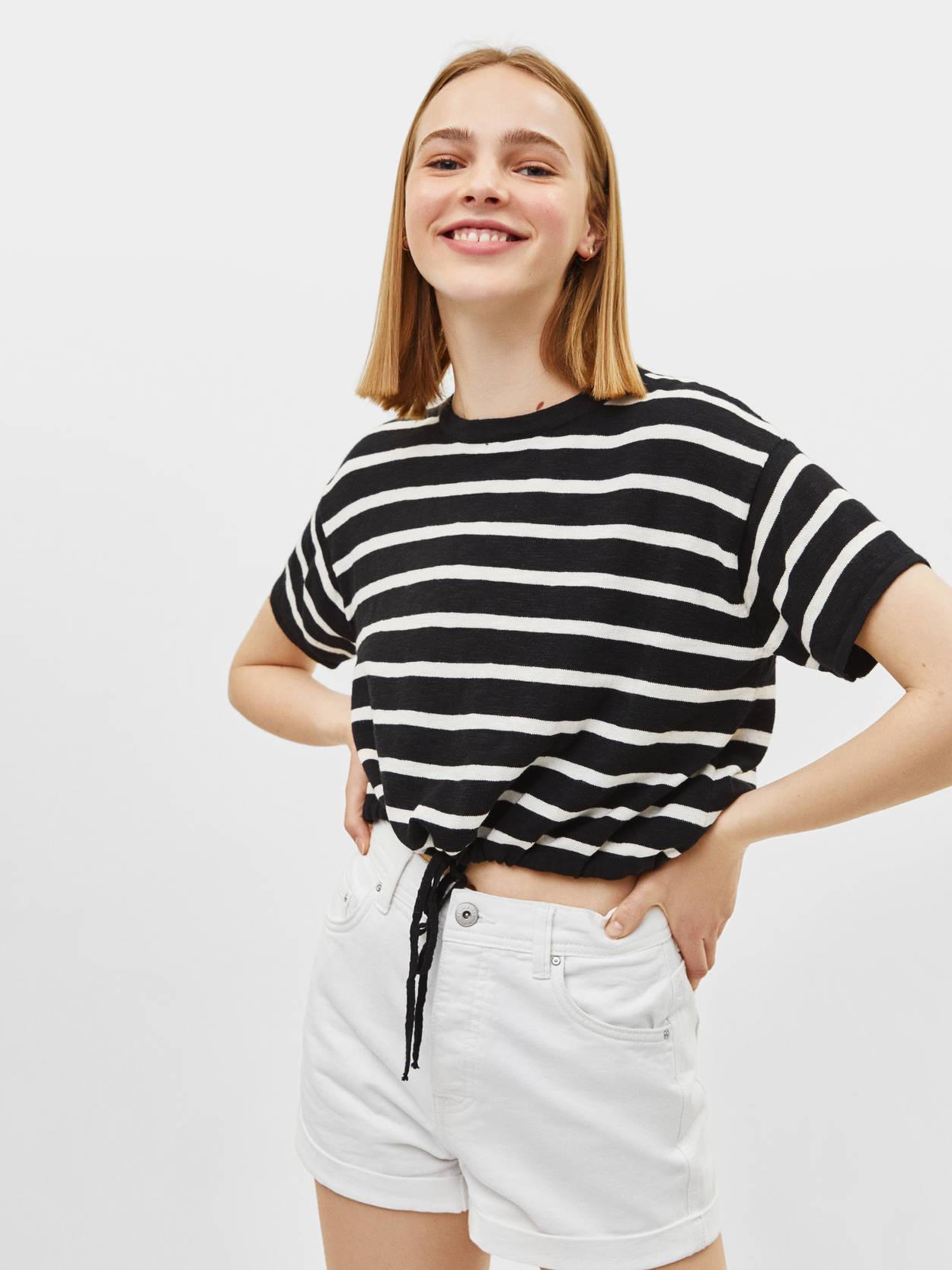 

Футболка Bershka 2013596800-AAMY L Черная с белым