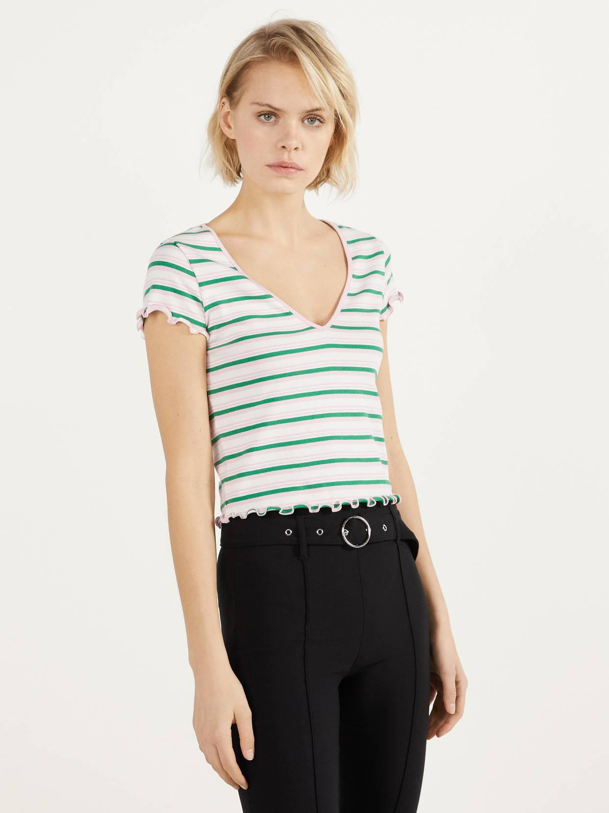 

Футболка Bershka 1928987906-ABBO L Белая с разноцветным