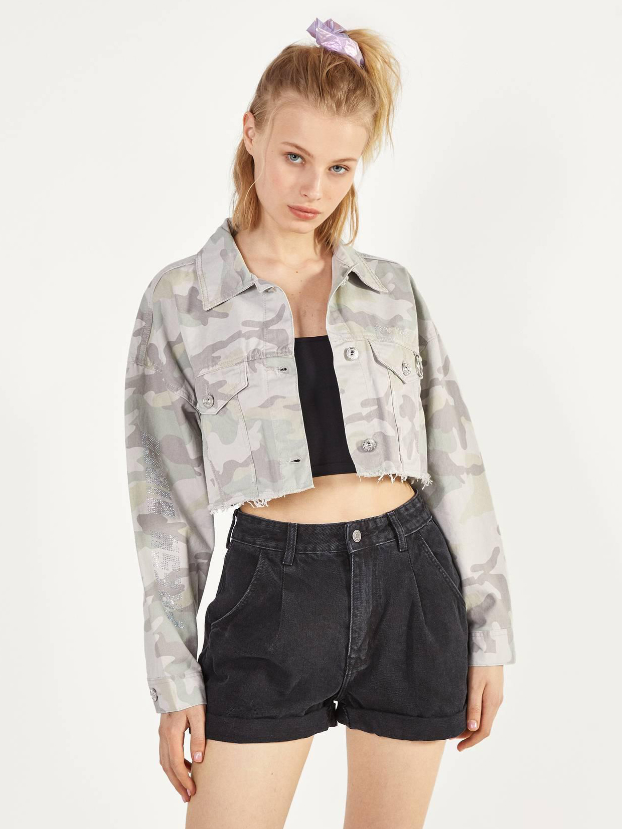 

Джинсовая куртка Bershka 1244019563-AAED S Милитари