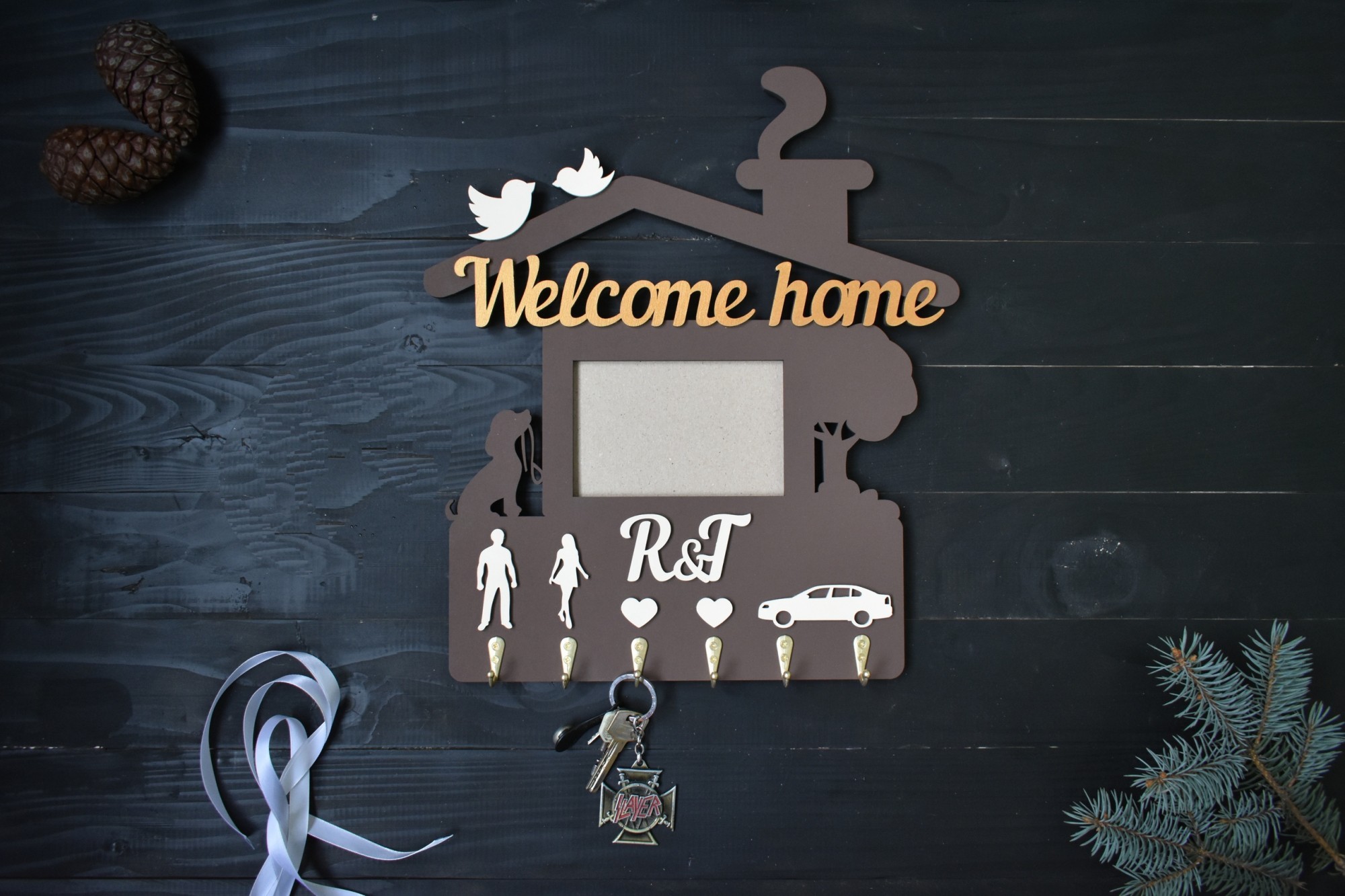 

Настенная ключница из дерева "Welcome Home" с инициалами и фоторамкой 10х15 см под заказ (Ключ0131)