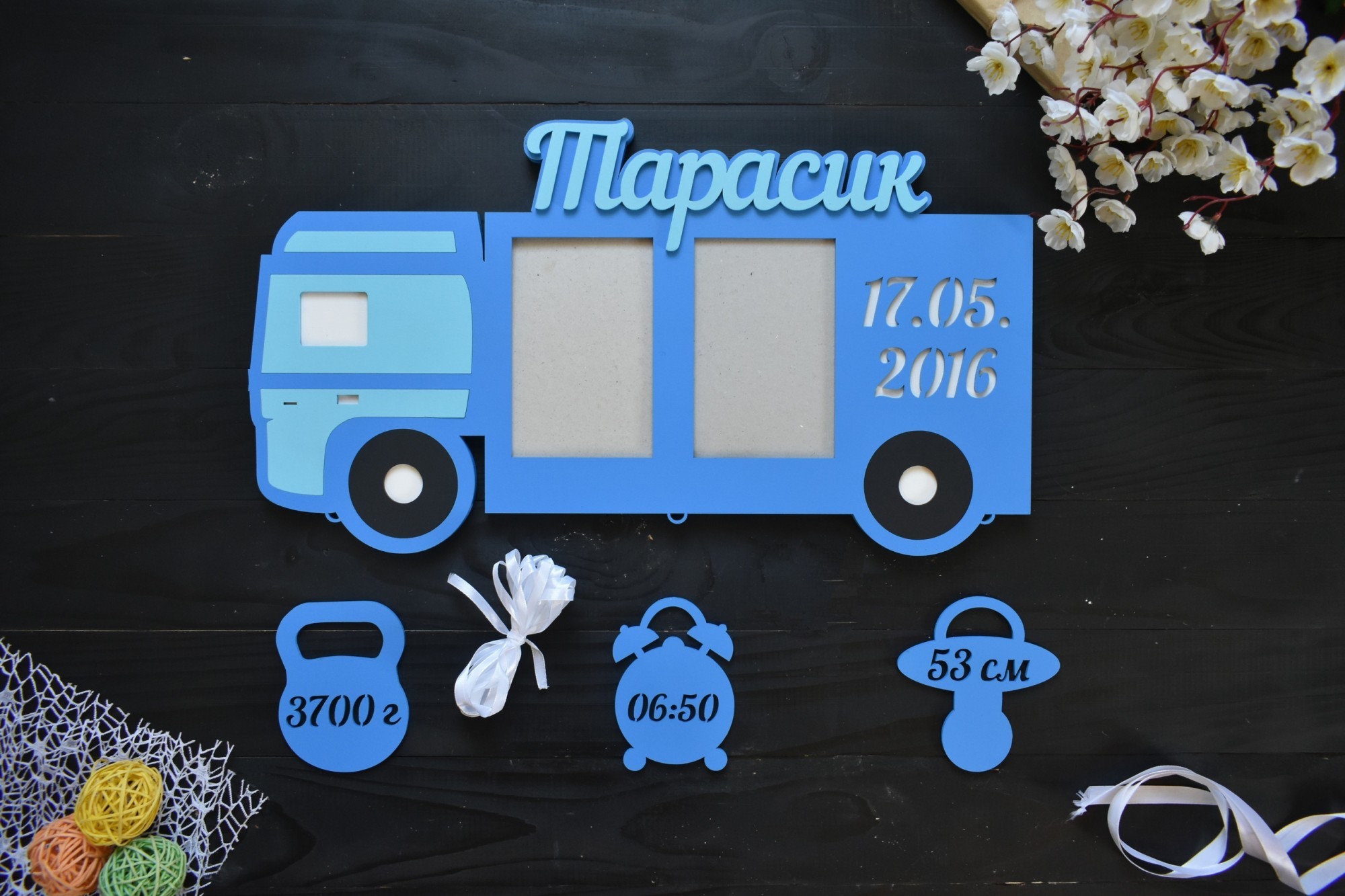 

Детская метрика из дерева ручной работы на 2 фото в виде машины "Тарас" под заказ (Метр0189)