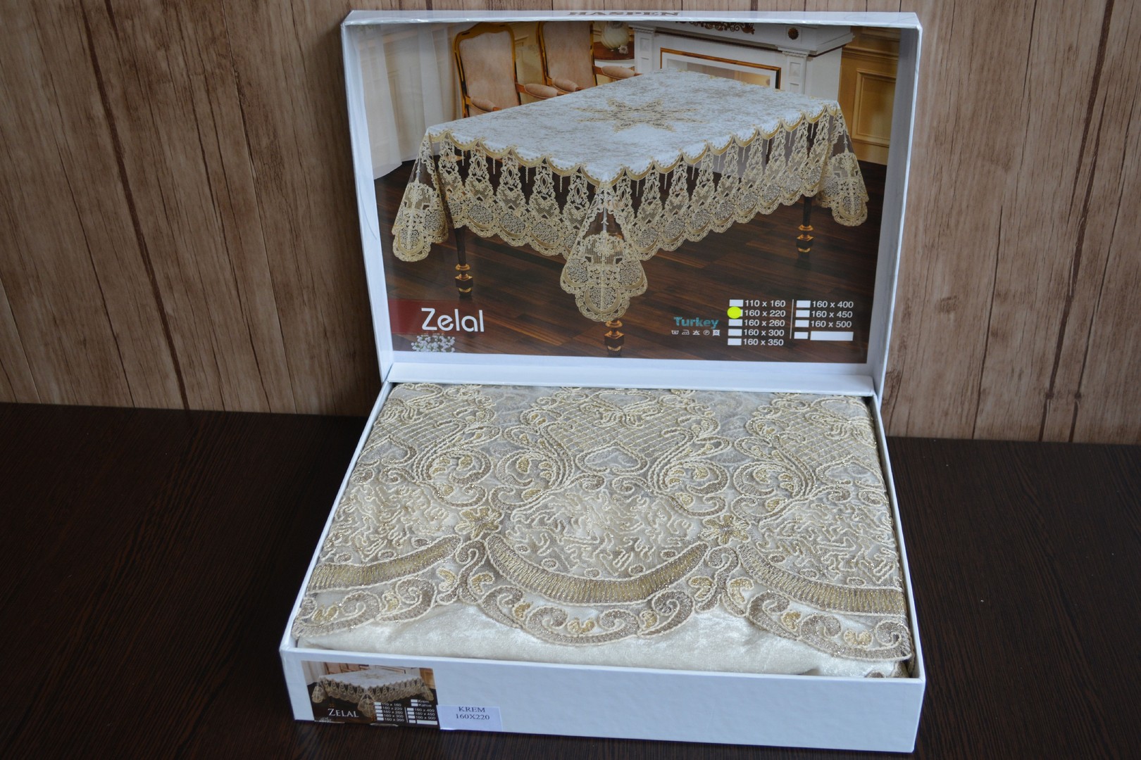 

Велюрова скатертина з мереживом Haspen 160×350 cм Zelal, кремова HASPEN k-33028.3