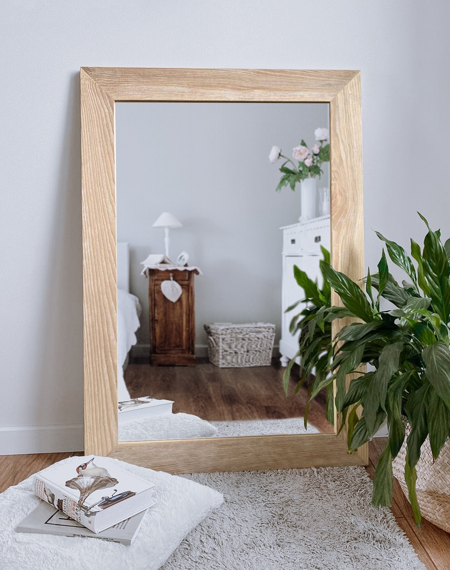 

Настенное зеркало в деревянной раме HomeDeco белое 160х80