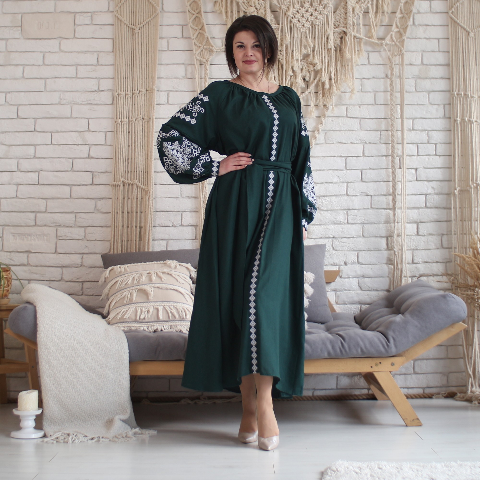 

Вышитое платье Plumarii "Марианна" 60 Бутылочный PJ-0036-G