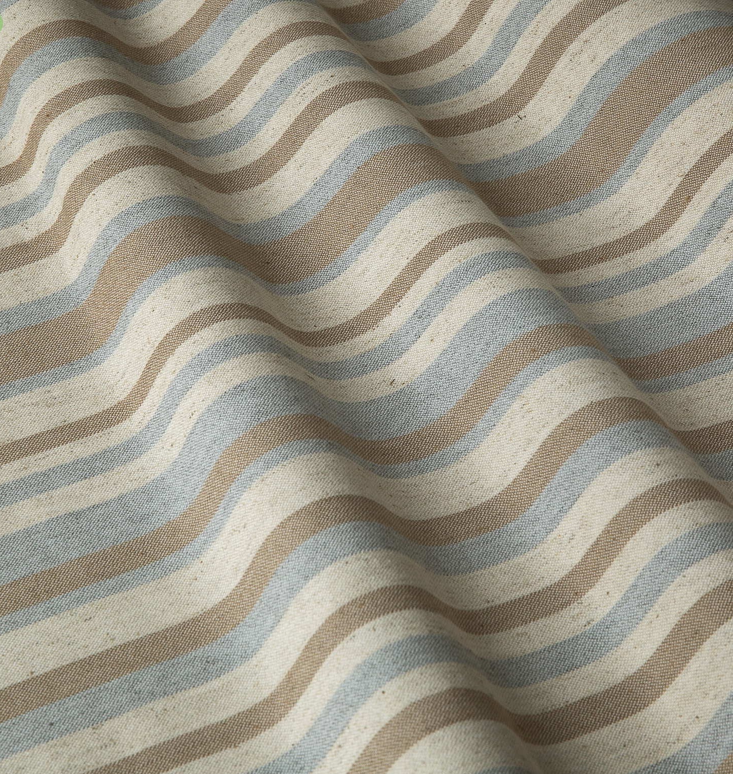 

Декоративная ткань в светло-бурую и голубую полоску в общей бежевой гамме 83293v1