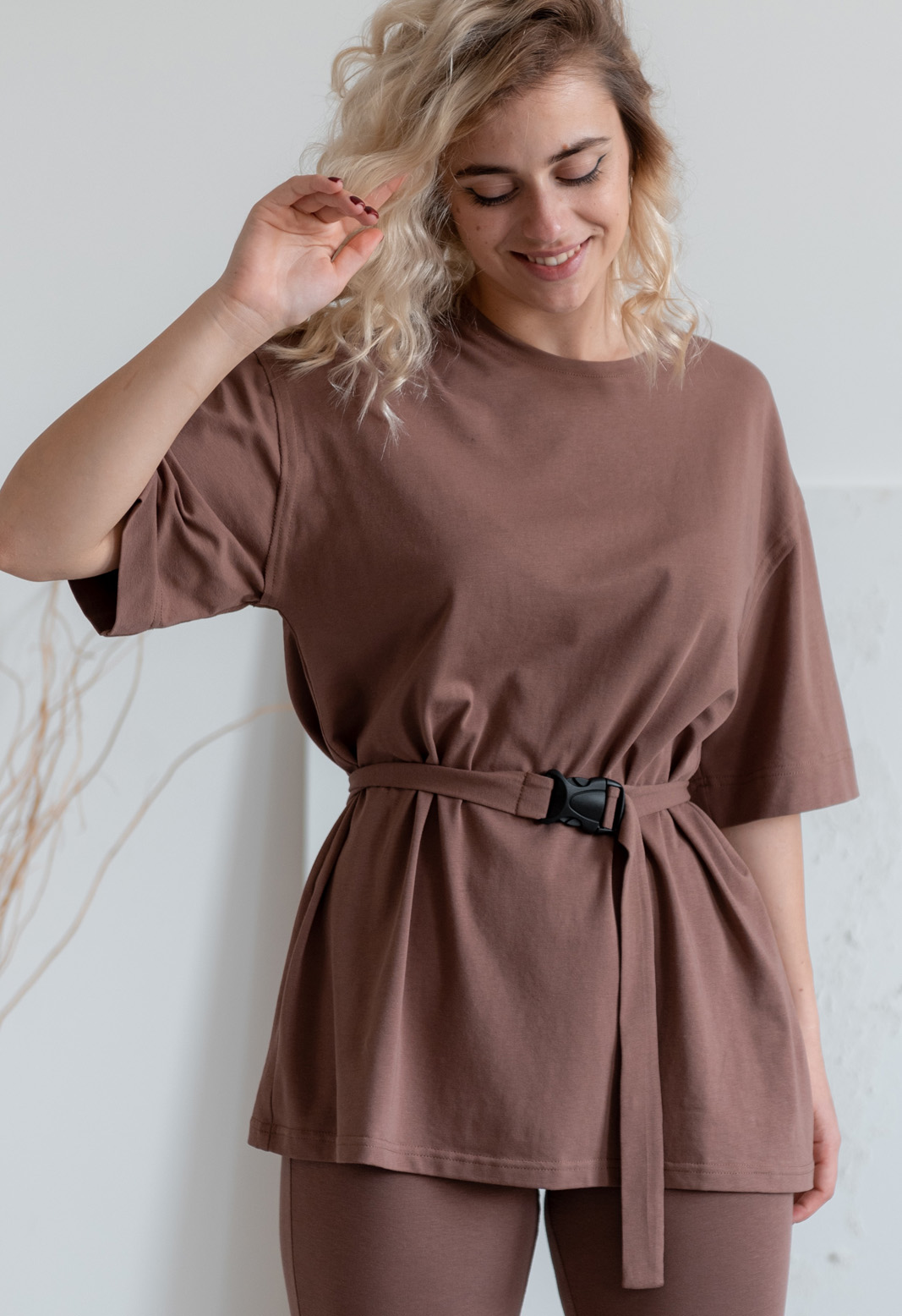 

Футболка лето Wear me женская оверсайз однотонная с поясом  Коричневый 1w/88/37, Футболка лето Wear me женская оверсайз однотонная с поясом M Коричневый 1w/88/37