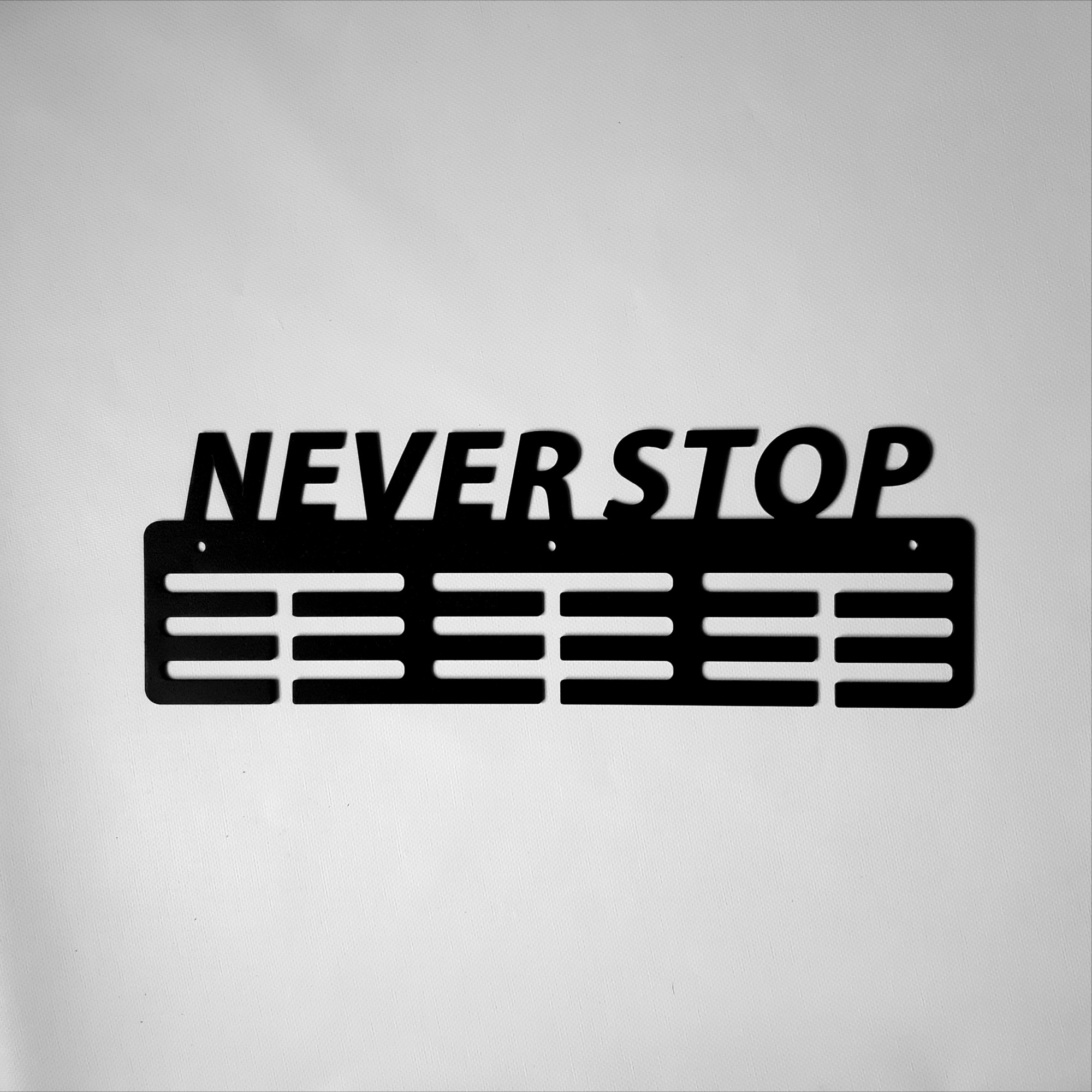 

Медальниця Сталева"NEVER STOP" Універсальна (чорний)
